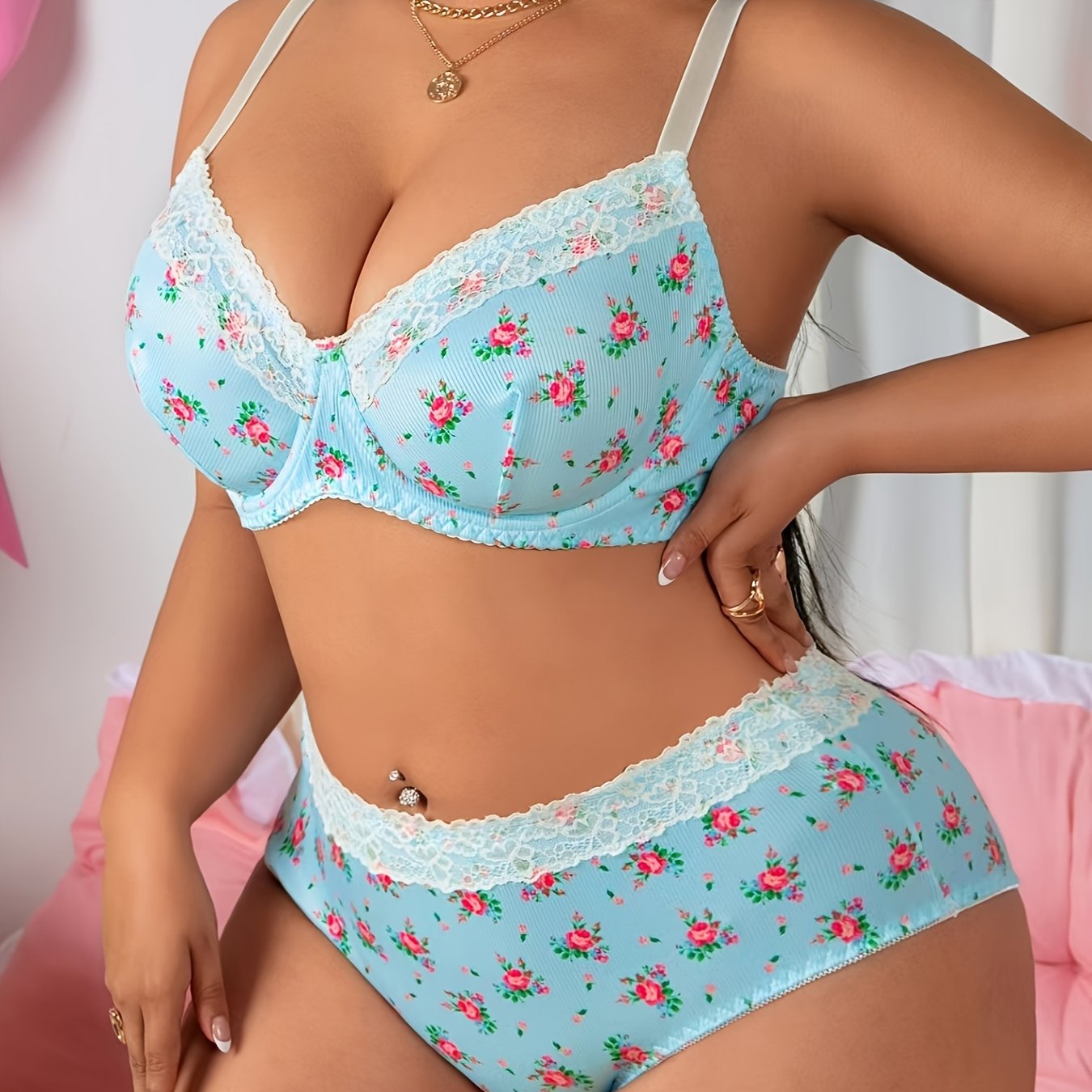 WomenPlus Size Lingerie Set with Print, Lace Details, Mid Rise Briefs