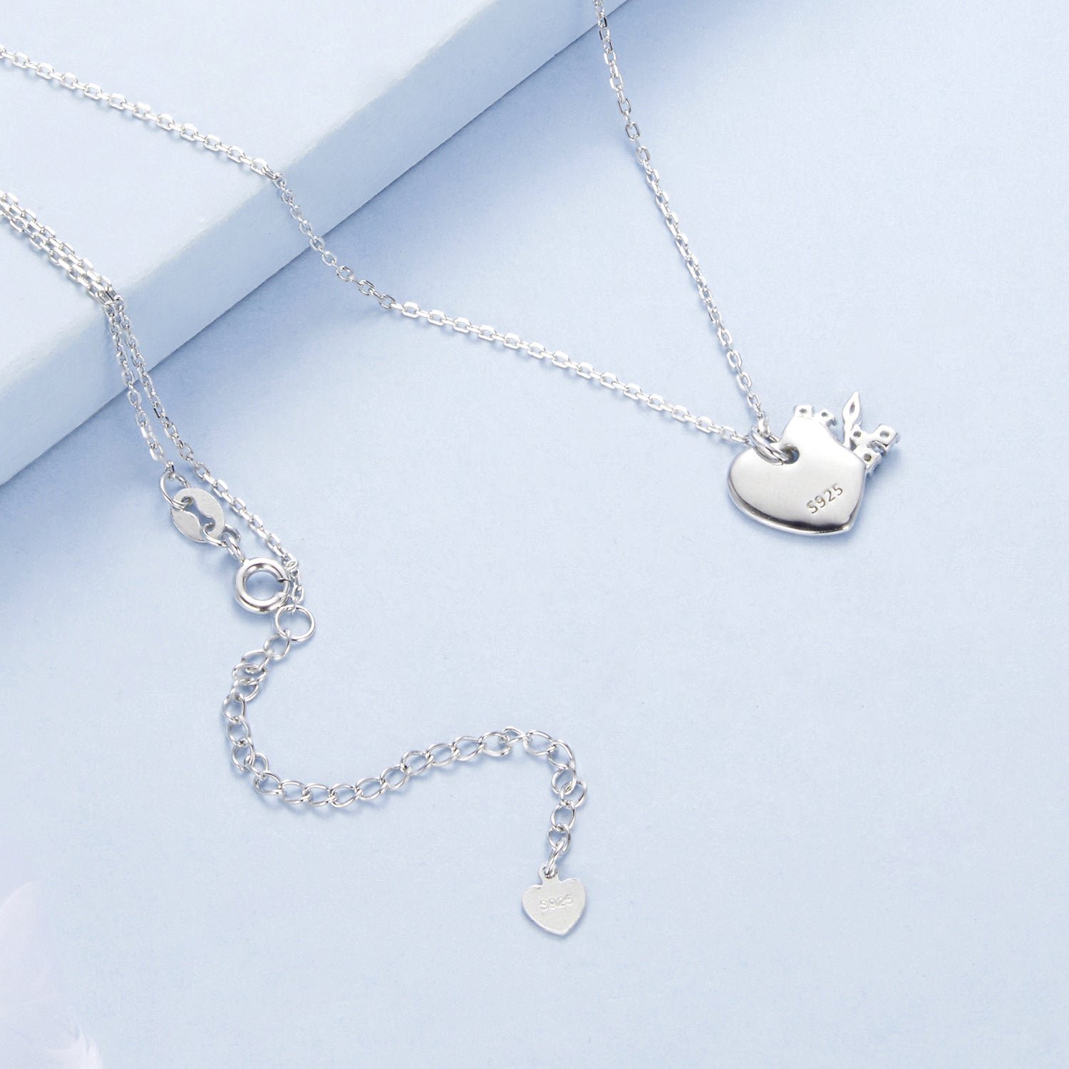 4.1G 925 kumush va sintetik zirkoniyadan tayyorlangan, nafis va minimalist Daraxt hayoti pandanti. Har kuni kiyish uchun yoki Sevgi kuni kabi tadbirlarda qiz do'stlaringiz, hamkorlaringiz, do'stlaringiz yoki o'zingiz uchun maxsus sovg'a sifatida ideal.