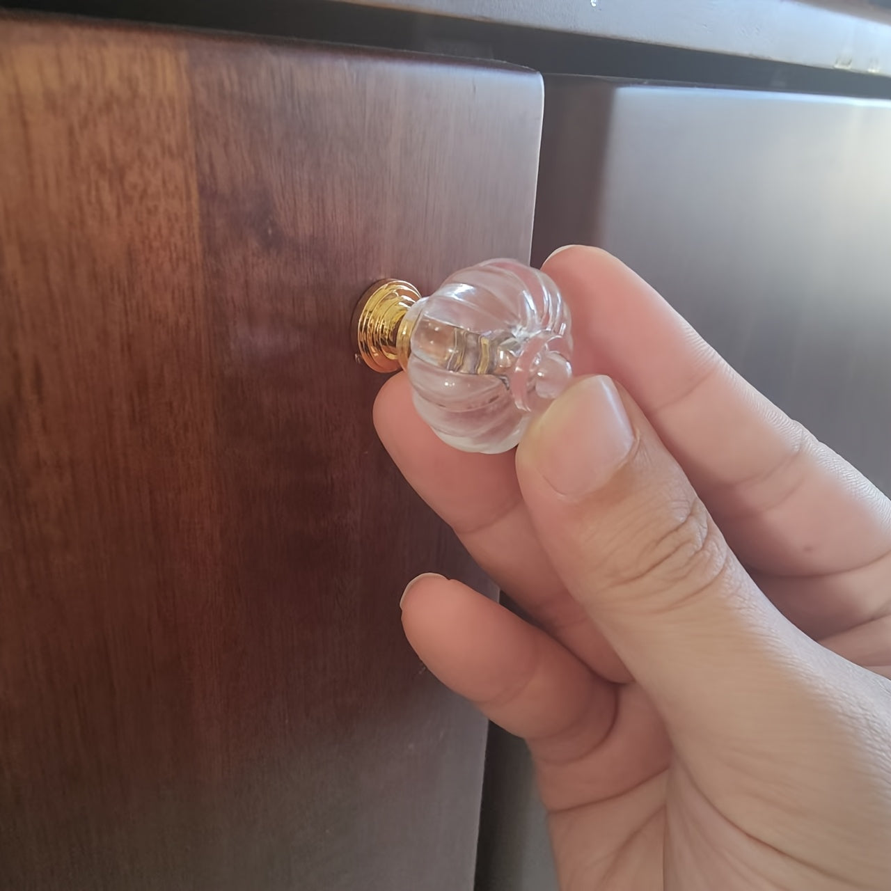 Акриловые ручки из пластика для ящиков, шкафов и гардеробов теперь предлагаются в золотистых и серебристых оттенках.