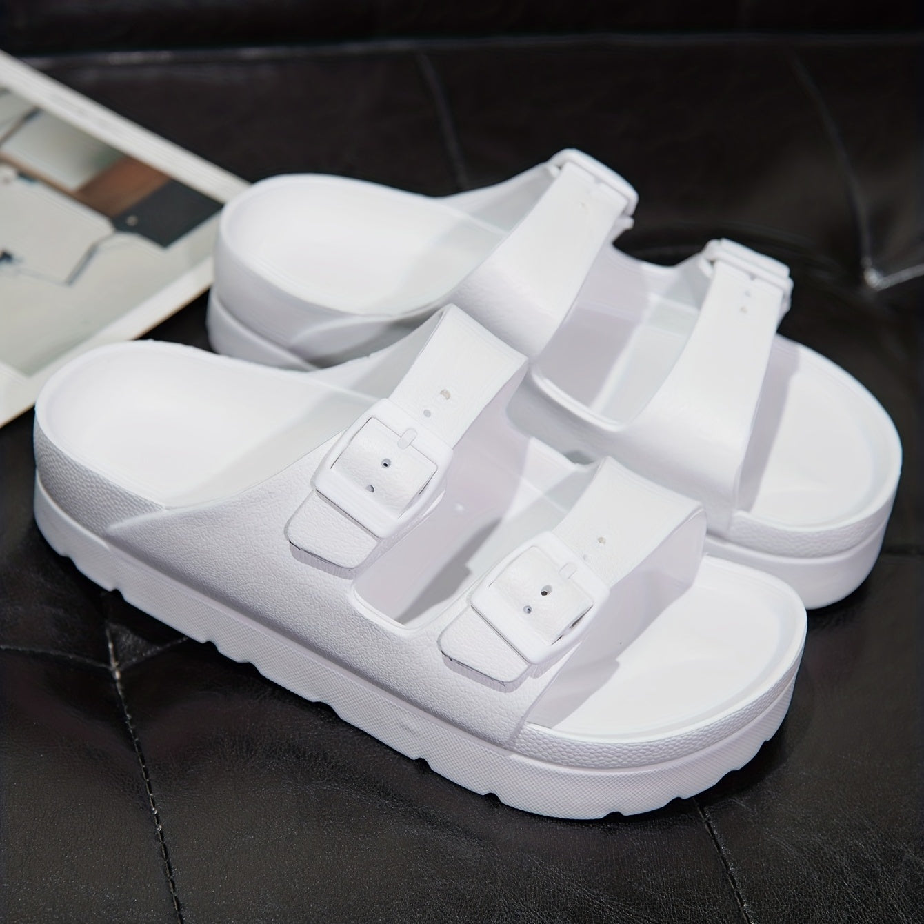 Ayollar uchun bir rangli sandallar, kundalik foydalanish uchun platformali slaydlar, sozlanadigan ikki taqilgan qisqichlar bilan