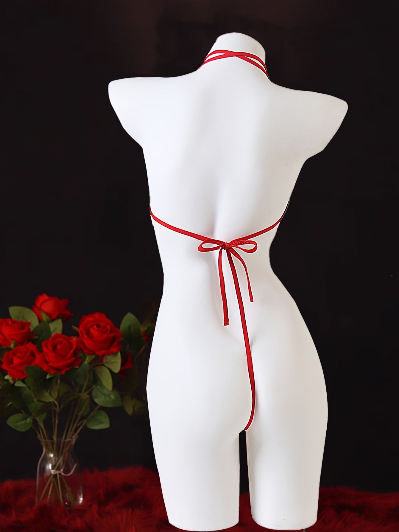 Katta bog' bilan bezatilgan jozibali ichki kiyim va paypoqlar, Sevishganlar kuni sovg'asi uchun ideal.