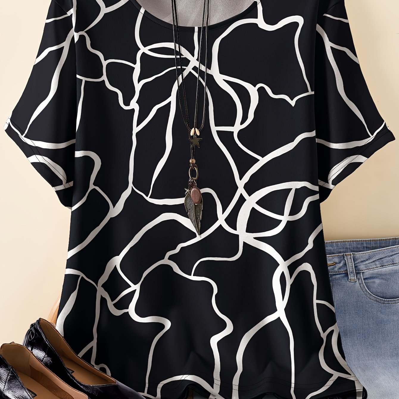 Plus Size Women's Casual T-Shirt with Line Print Short Sleeves Round Neck Polyester Blend