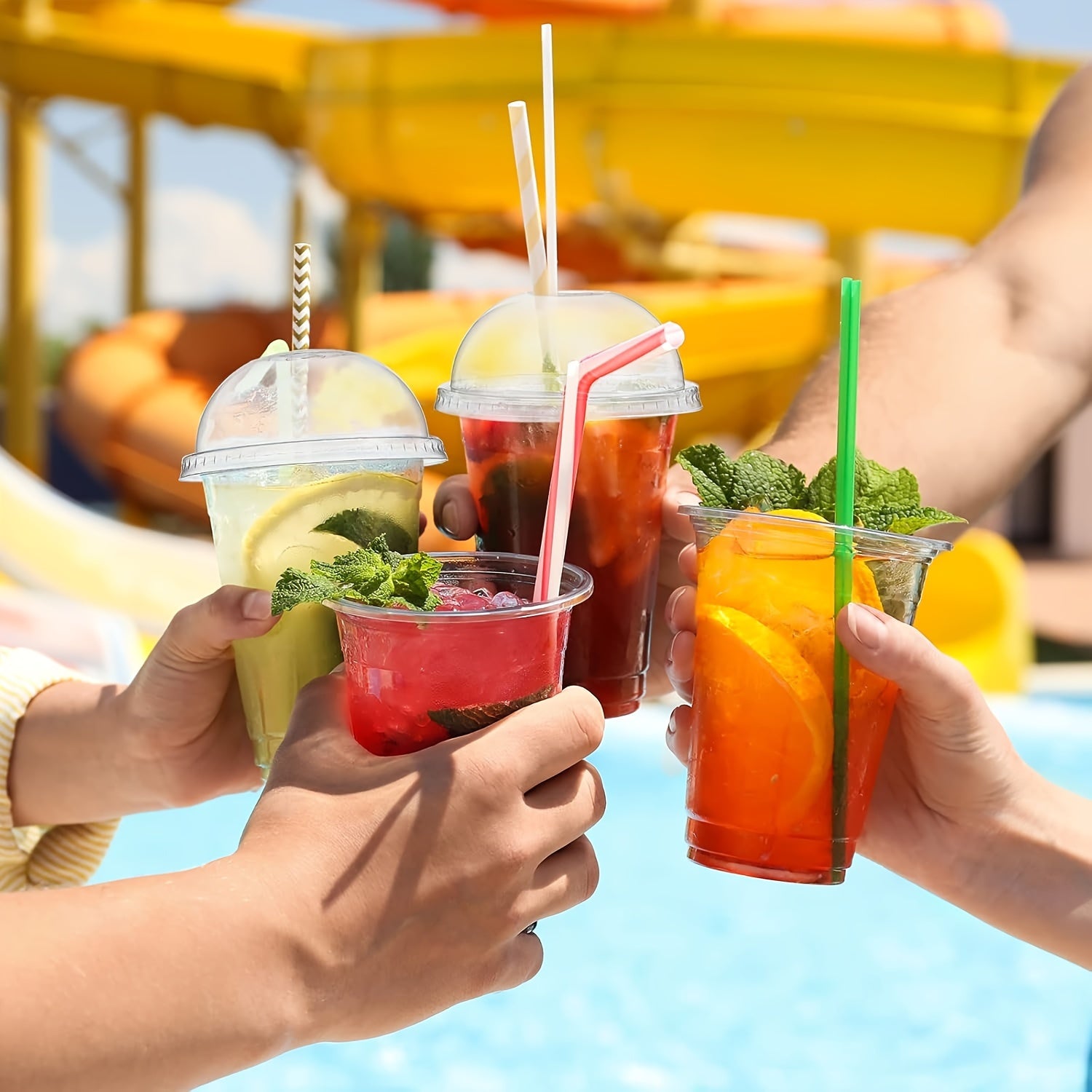 Разнообразные одноразовые крышки из PET-пластика с куполообразной формой и прорезью для соломинки для стаканов диаметром 90/95 мм, прозрачные