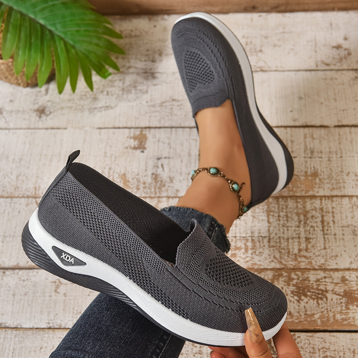 Ayollar uchun kundalik slip-on sport poyabzali, nafas oluvchi to'qima, pastki qismi g'ovak g'ovak, rezina tagli