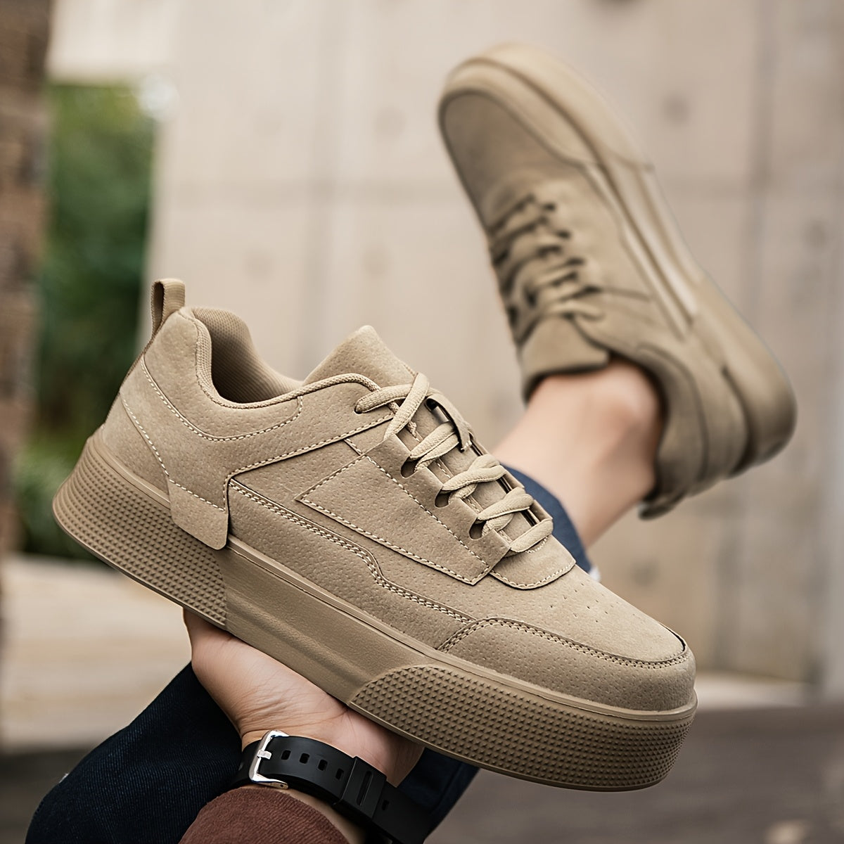 Erkaklar uchun to'liq kulrang skeytbord krossovkalari, tashqi faoliyatlar uchun yengil barqarorlikka ega bo'lgan tasodifiy bog'ichli yugurish poyabzallari.