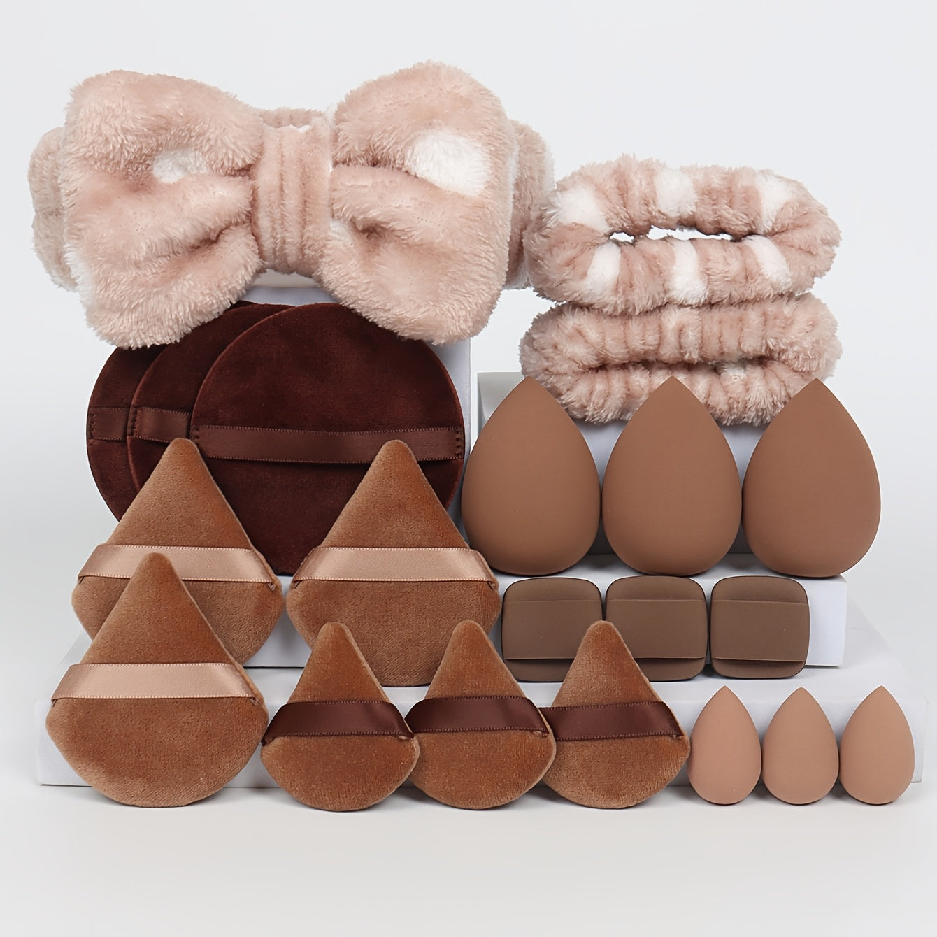 21 ta soch aksessuarlari to'plami, shu jumladan, kapalak boshbandi, bilakbandalar, kukun pufflari, makiyaj gubkalari, barmoq yostiqlari, makiyajni olib tashlash padlari va mini go'zallik gubkalari.