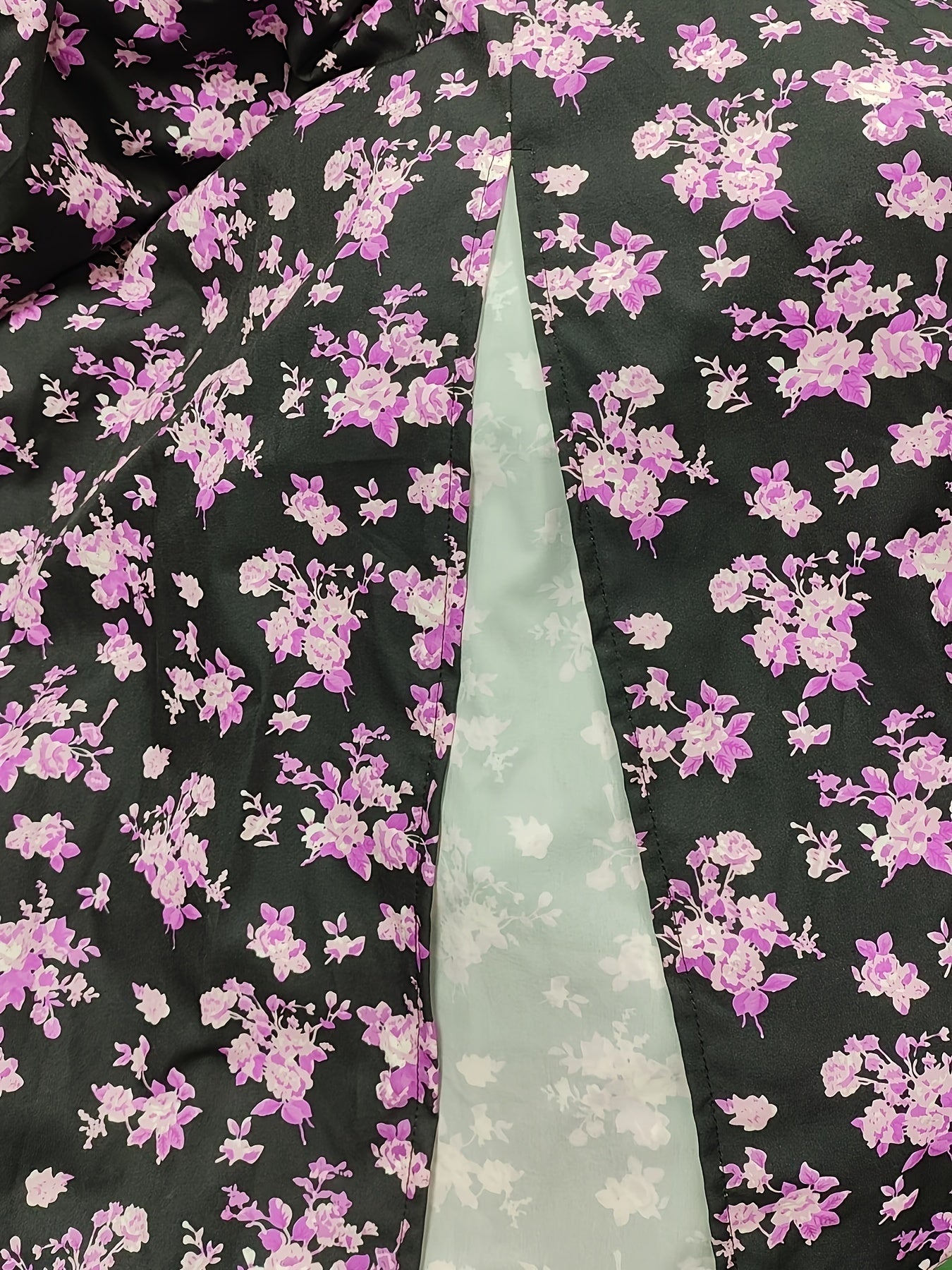 Платье с цветочным принтом и высоким разрезом, с рукавами-буфами, идеально подходит для весны и лета.