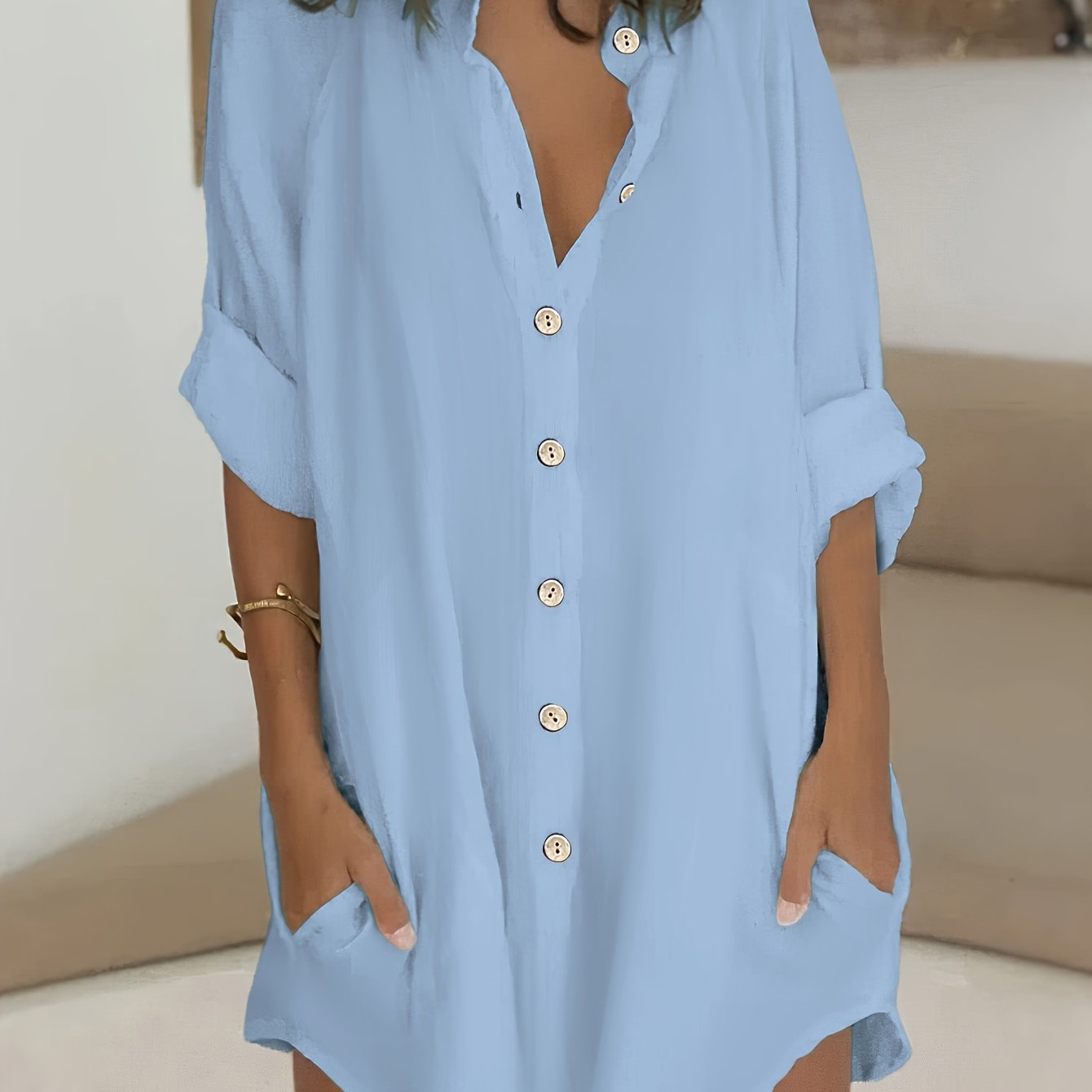 Yengil ko'k rangdagi ayollar uchun plussiz casual tugmachali ko'ylak, qisqa yenglar va old tomonida cho'ntak bilan, bahor/yaz/kuz uchun ideal, erkin kesim, cho'zilmaydigan mato.