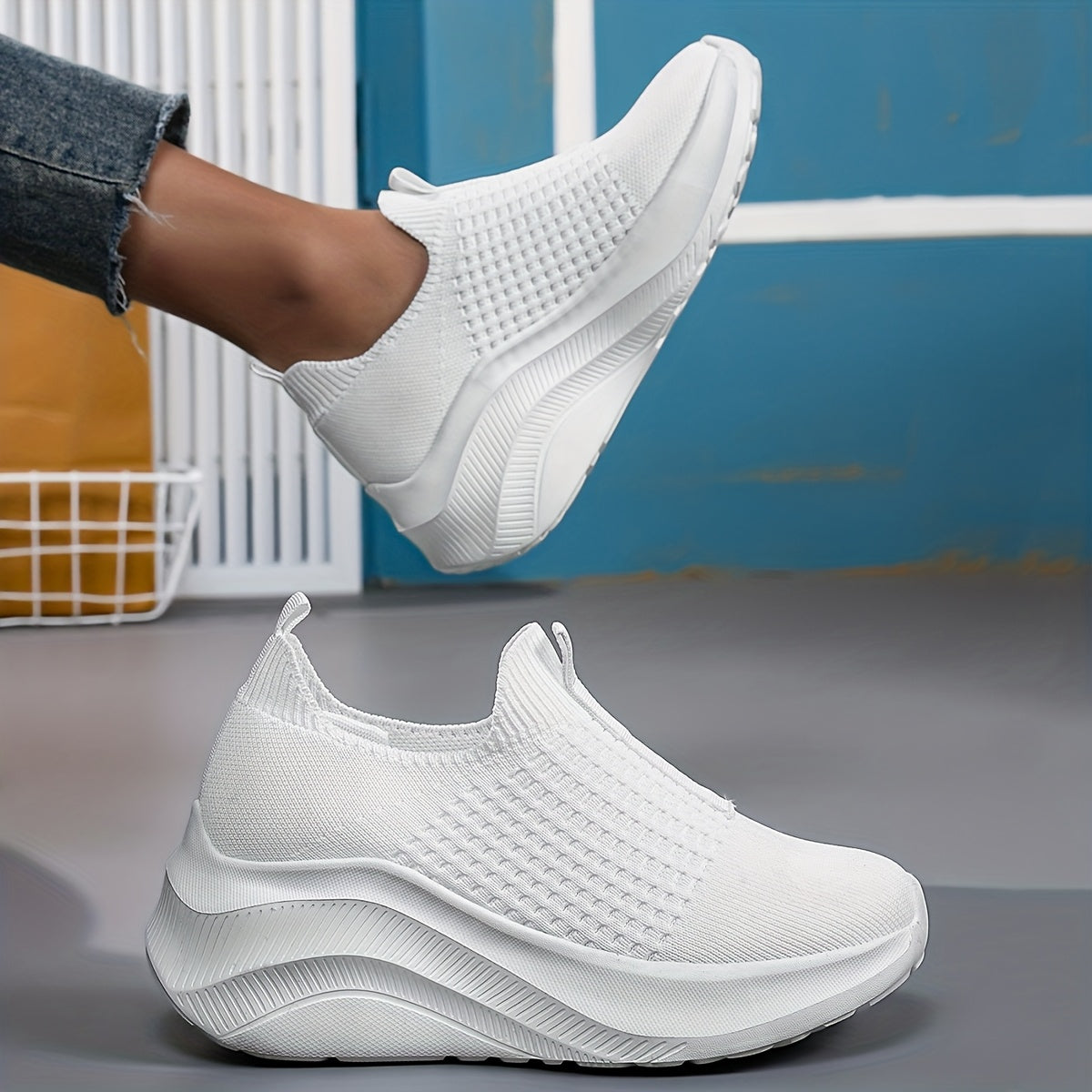 Ayollar uchun nafas oladigan slip-on sport oyoq kiyimlari oq rangda, kundalik va barcha mavsum uchun mos