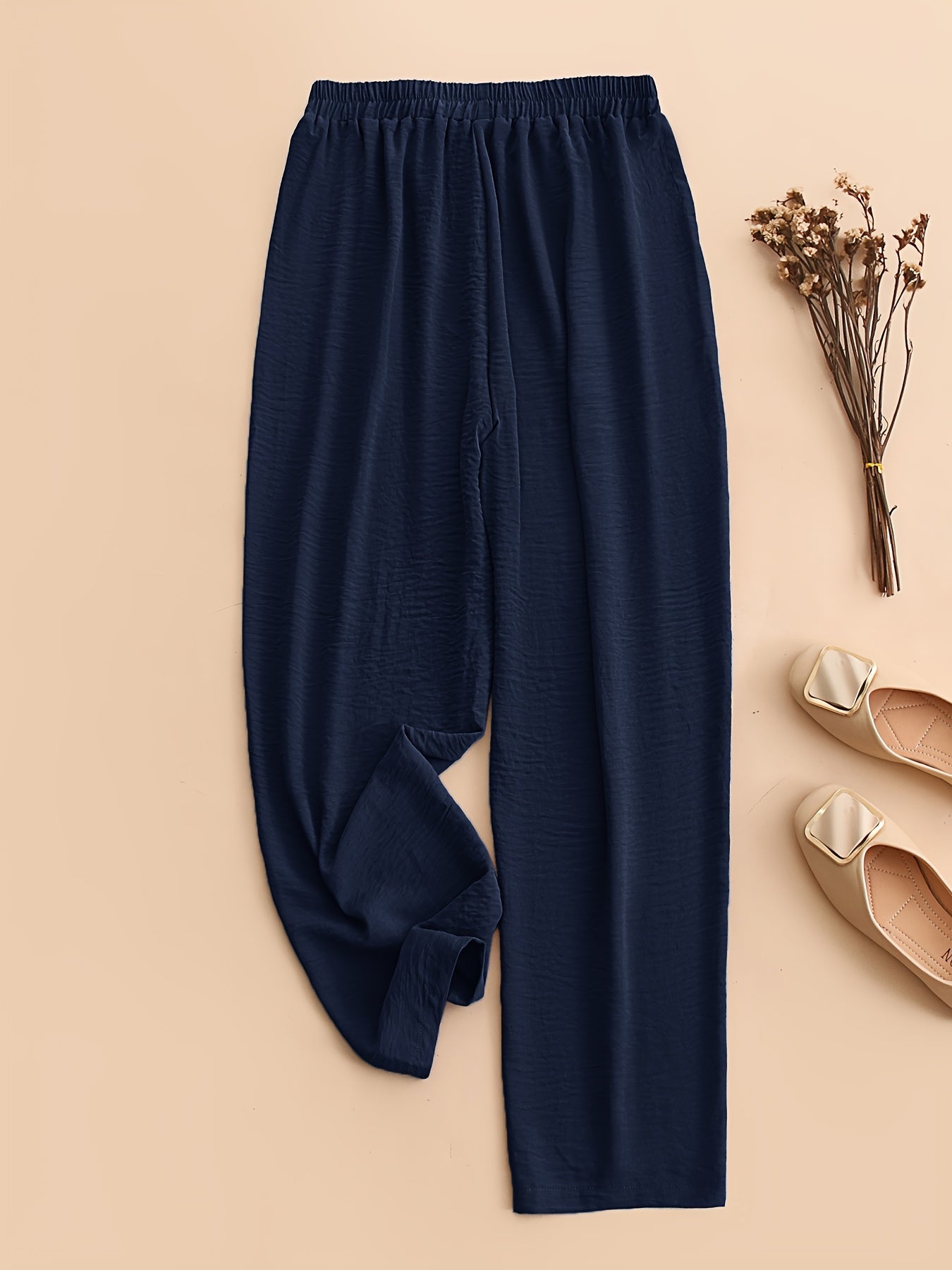 Yoz va bahor uchun ayollar uchun plussiz o'lchamdagi cho'ntakli, elastik belga ega bir rangli plussiz shimlar.