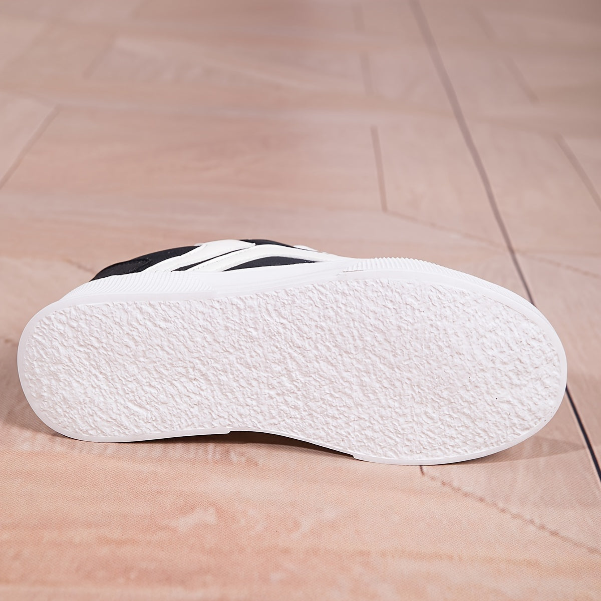 Women's Low Top Fashion Sneakers Solid Color Casual Skate Shoes with Thick Sole