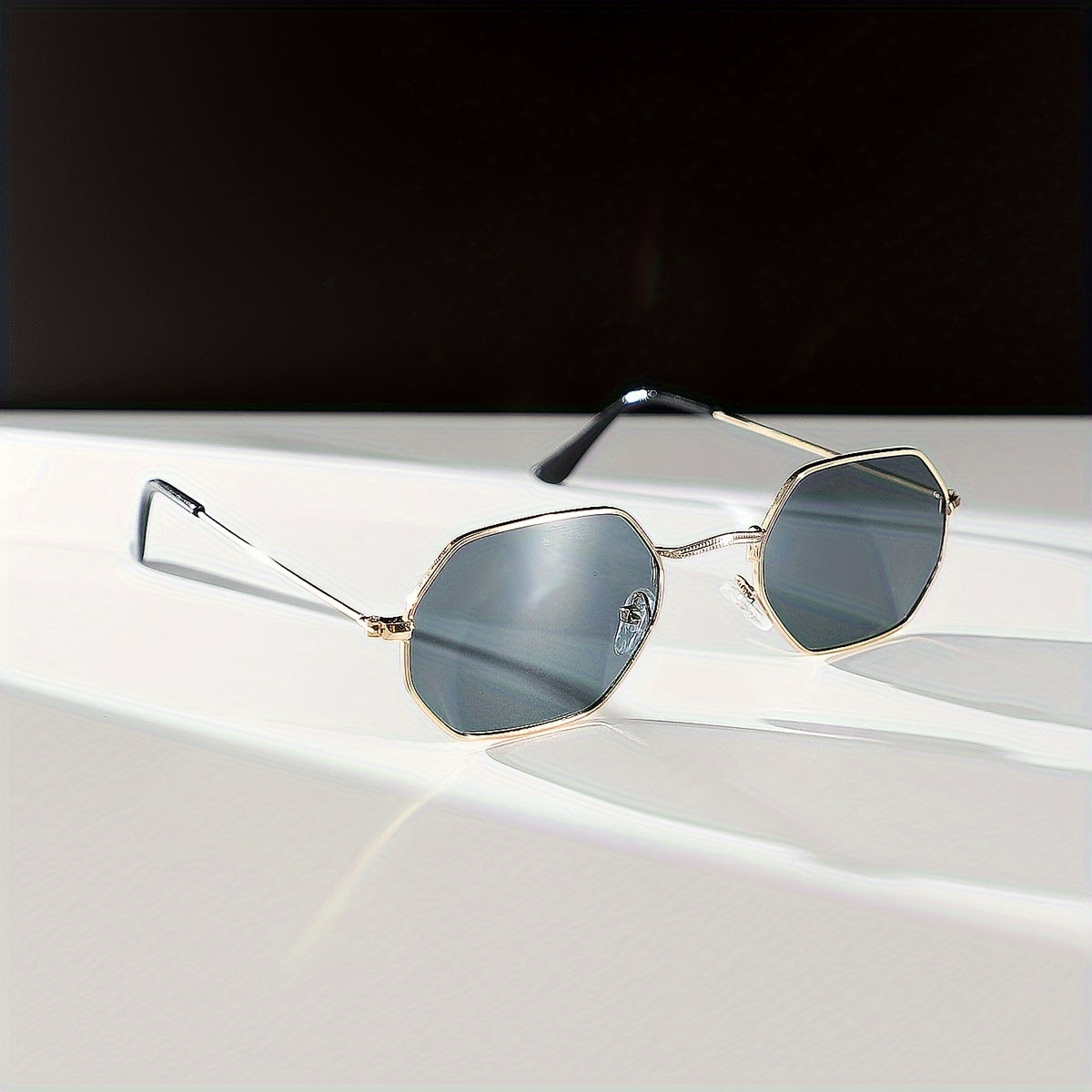 Tayyorlangan poligon metall ramkali ko'zoynaklar, PC linzalari bilan sayohat va har kuni moda uchun. Oval dizayn, mustahkam ramka, bezakli ko'zoynak.