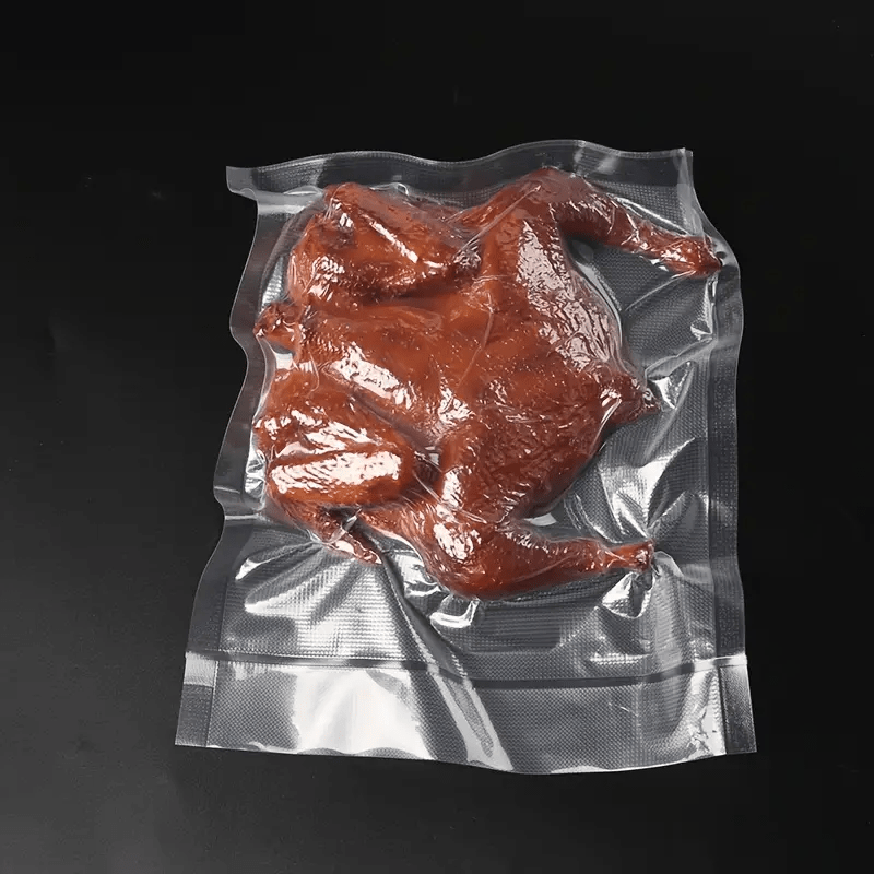 PE+PA materialidan tayyorlangan 1500cm (590.55in) qo'shimcha uzunlikdagi oziq-ovqat paketlash sumkasi ruloni. Baliq, losos, go'sht, meva va sabzavotni vakuumli yopishtirish uchun ideal, oshxona saqlash va yangi holatini saqlash uchun optimal.