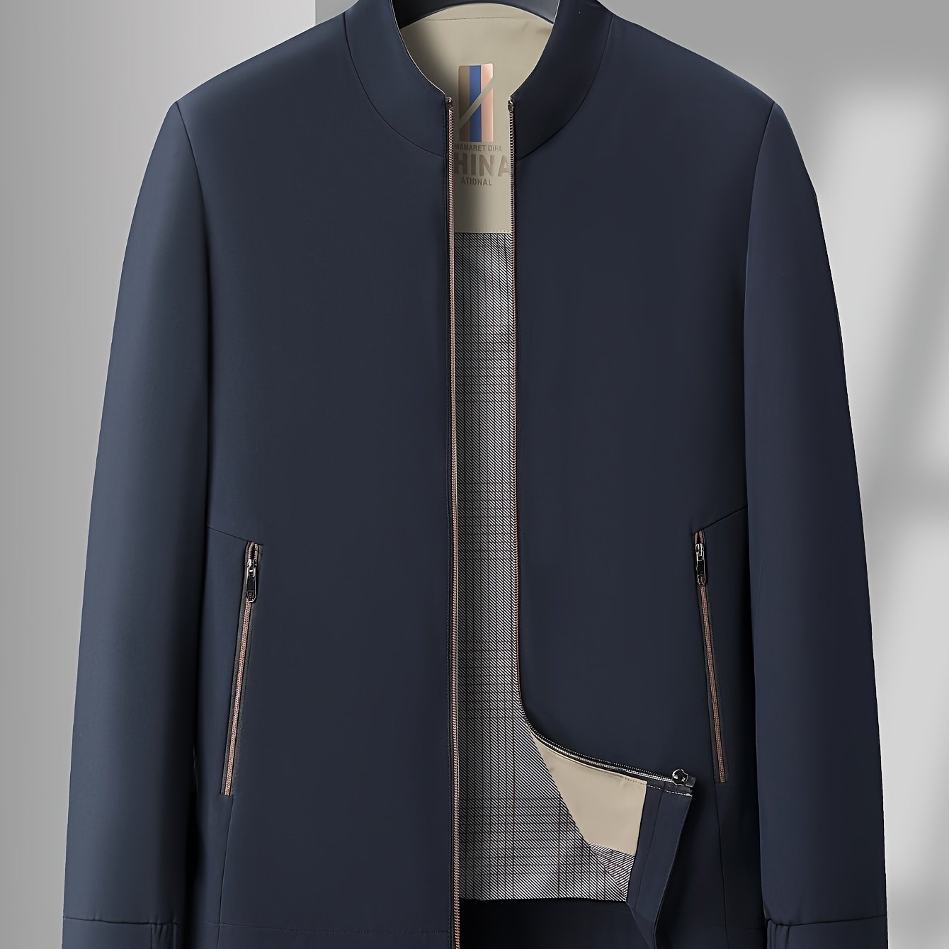 Zarif ko'k rangli erkaklar uchun fermuarlı jilet, biznes sayohatlari va ochiq havoda faoliyatlar uchun ideal. Mustahkam polyesterdan tayyorlangan, mashinada yuvish mumkin.