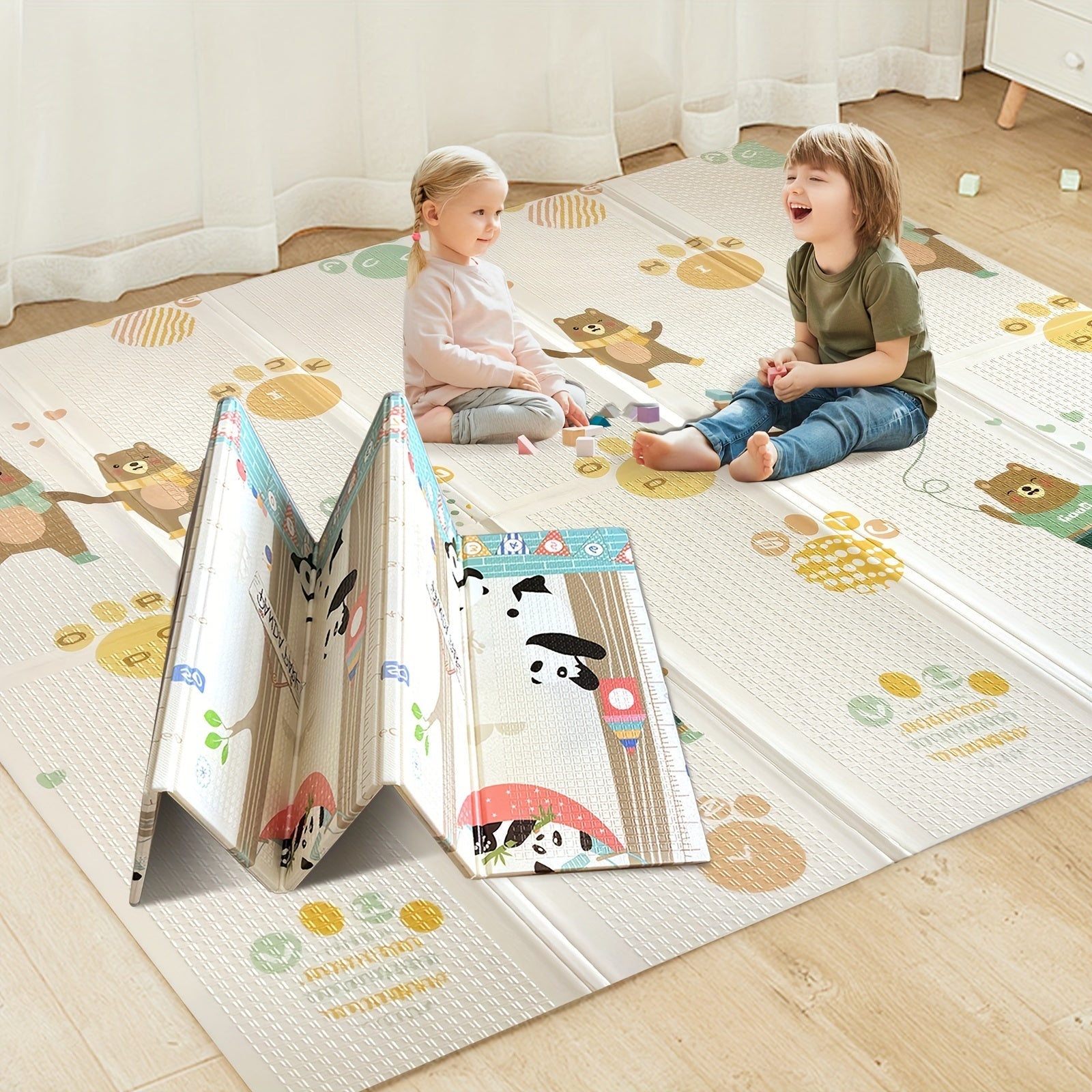Складной игровой коврик с дизайном панды и медведя, изготовленный из ПЭ пены, многоцветный, поставляется в отдельной бумажной коробке, подходит для детей старше 3 лет, покрывает площадь не менее 2,16 м², самая длинная сторона составляет не менее 1,8 м.