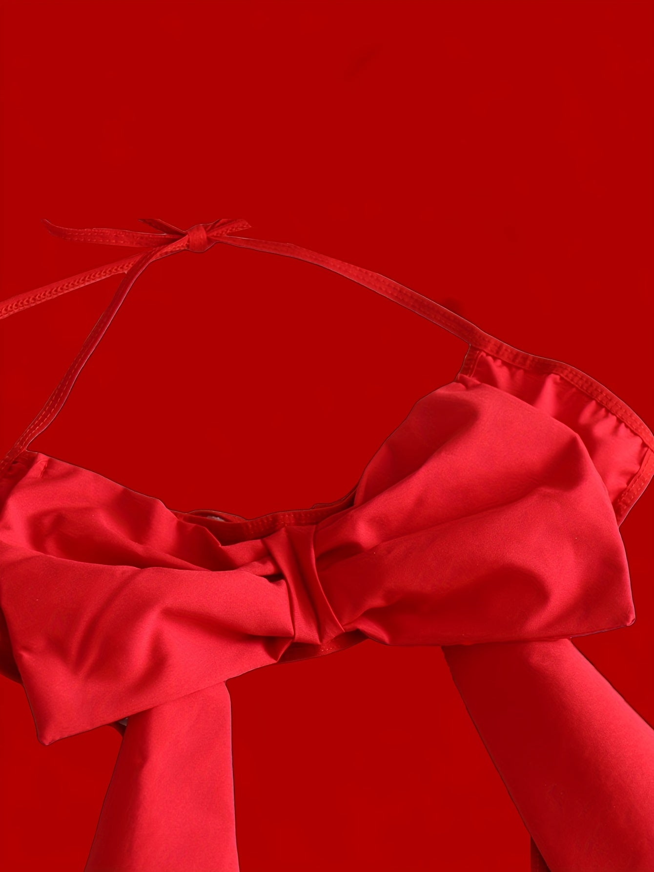 Katta bog' bilan bezatilgan jozibali ichki kiyim va paypoqlar, Sevishganlar kuni sovg'asi uchun ideal.