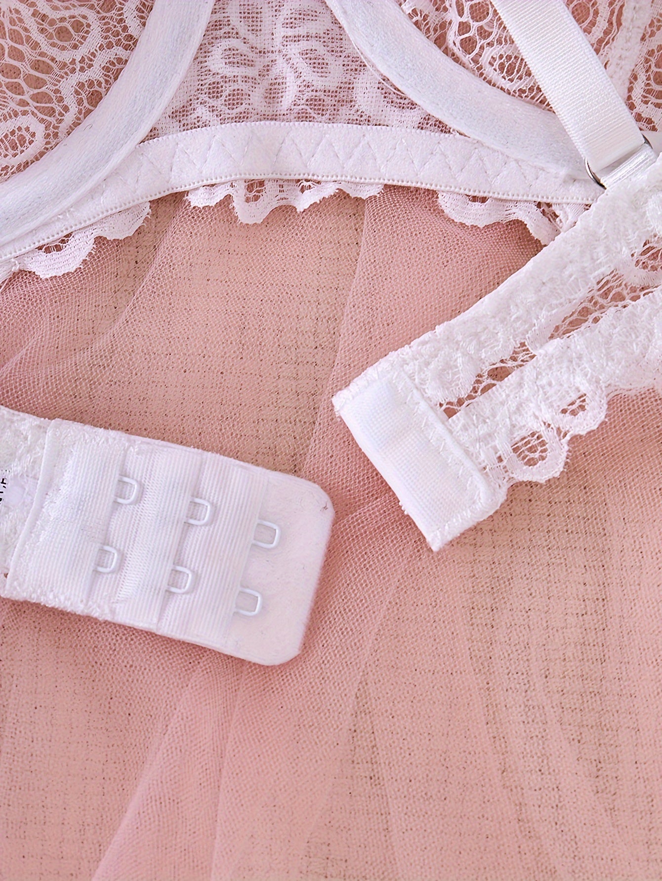 Shaffof to'r bilan bezatilgan, ko'taruvchi brassu va ayollar uchun qulay va jozibador bo'lgan ichki kiyim to'plami.