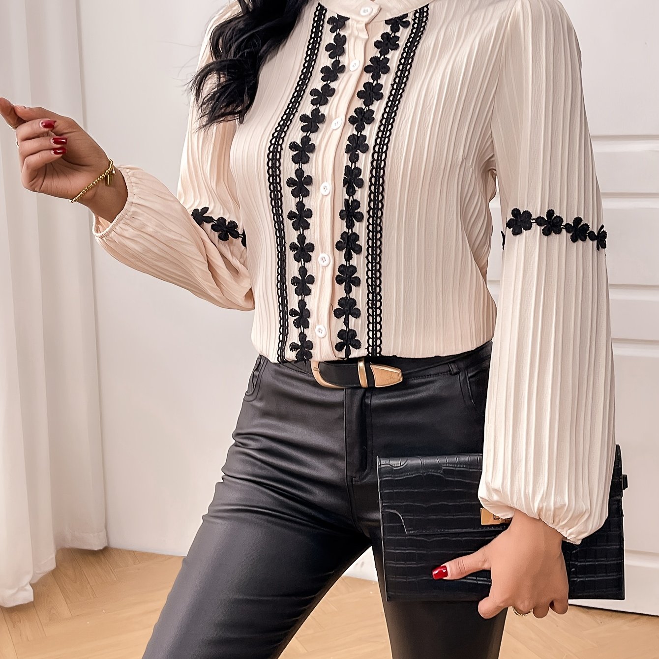 Стильная блузка с кружевной отделкой, текстурной волнистой полоской, стойкой и фонарными рукавами - идеальна для осени и зимы.