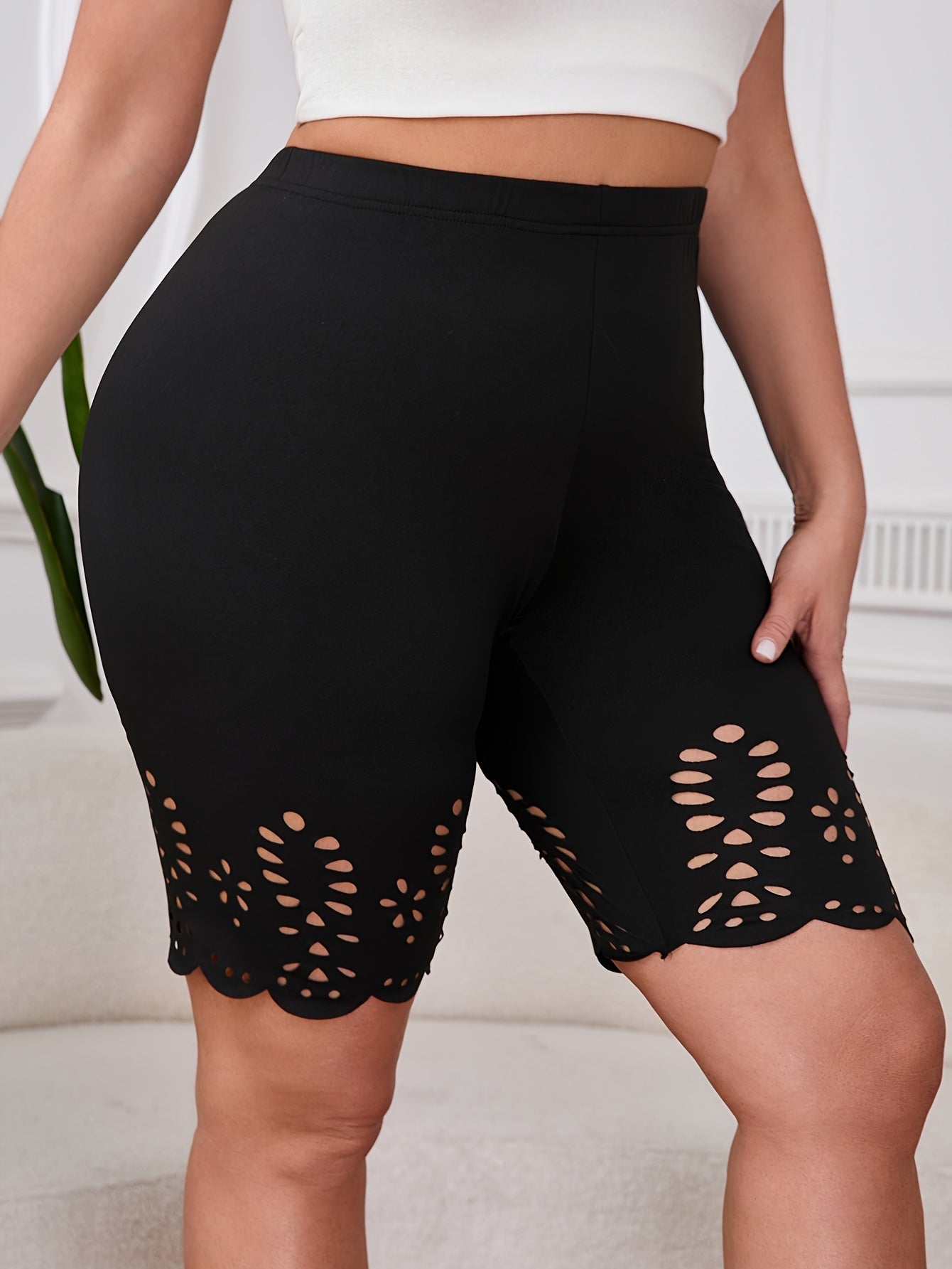 Pantalones cortos de color sólido con estampado de flores quemadas para mujer, ajuste ajustado, talla grande