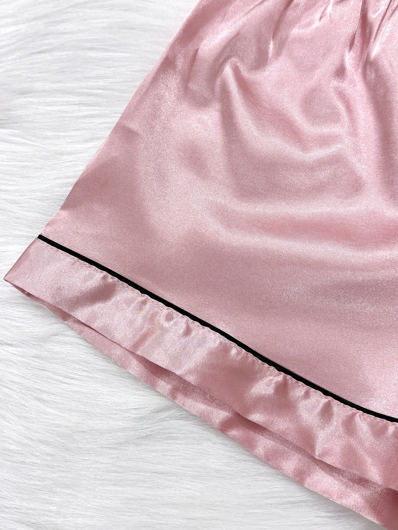 Ayollar uchun tasodifiy saten pijama to'plami, qisqa yengli yuqori qismi, yengil tugmalar va qulay moslik uchun shortlar.