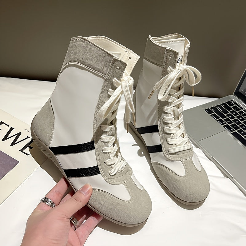 Ayollar uchun mato bilan tikilgan, o'rta uzunlikdagi qadamli botlar, bej va qora, tekis, sirpishga qarshi taglik