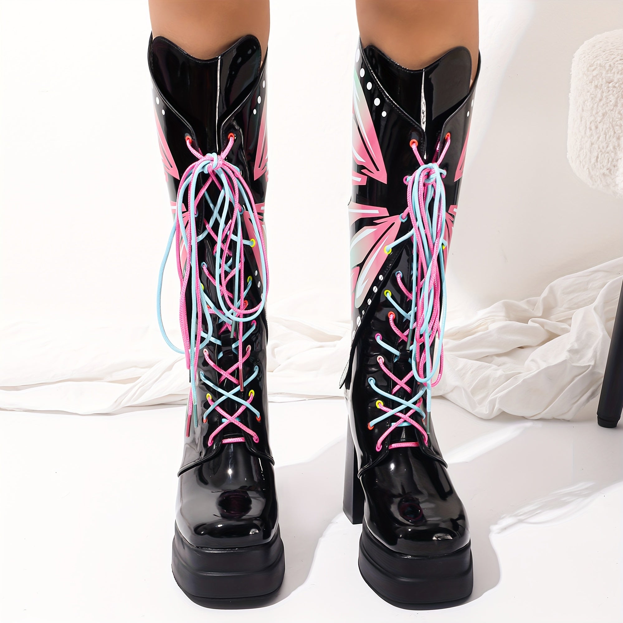 Ayollar uchun qalin platforma botinkalari, yaltiroq qora, gul naqshli, sirg‘alishga qarshi rezina