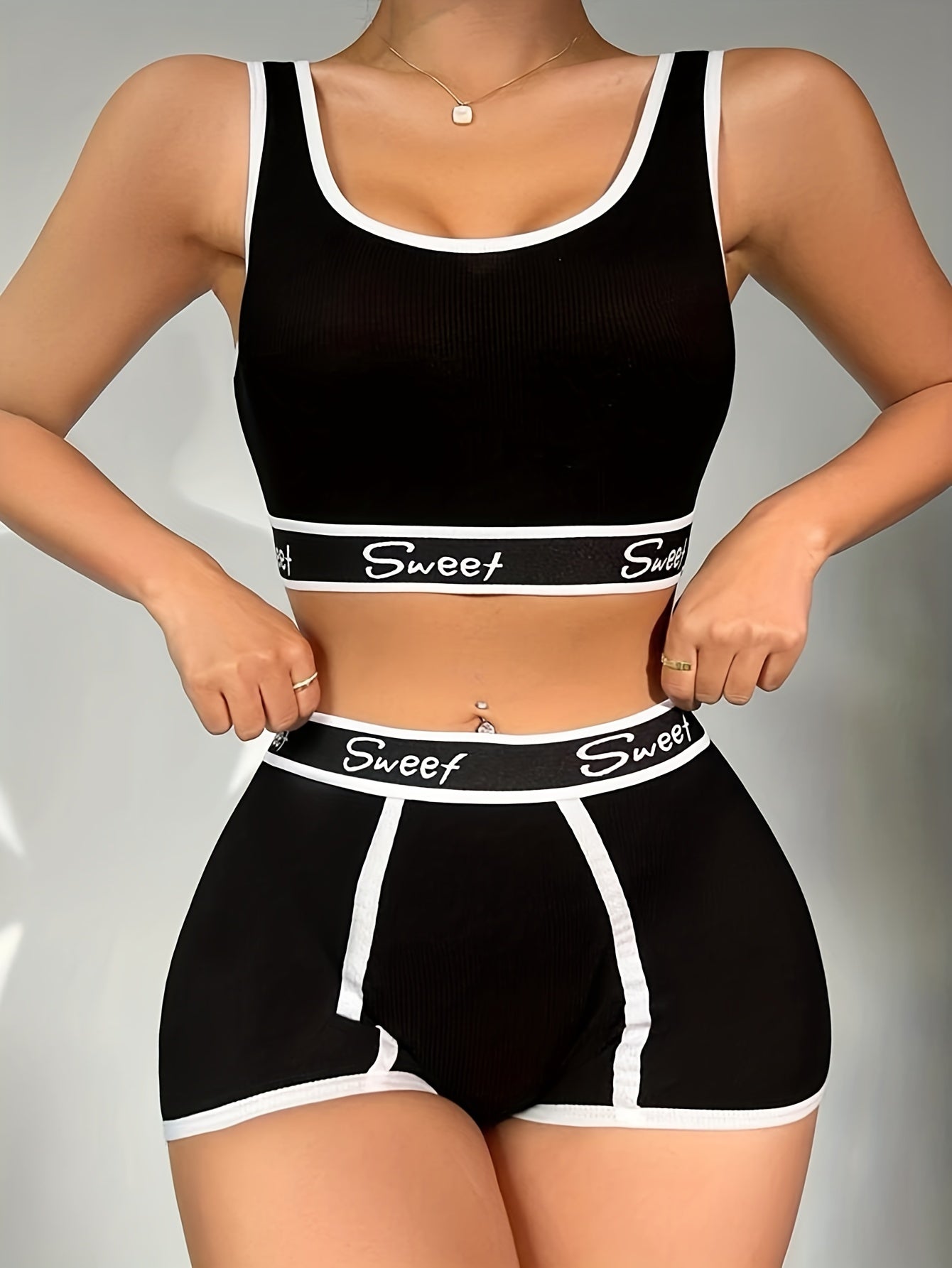 Ayollarning "Sweet" bosma ichki kiyim to'plami yumshoq ribbed sport bra va qulay viscose aralashmasidan tayyorlangan boyshort pantylarni o'z ichiga oladi. To'plamda shuningdek, zamonaviy maroon kontrast detallari mavjud bo'lib, bu mukammal