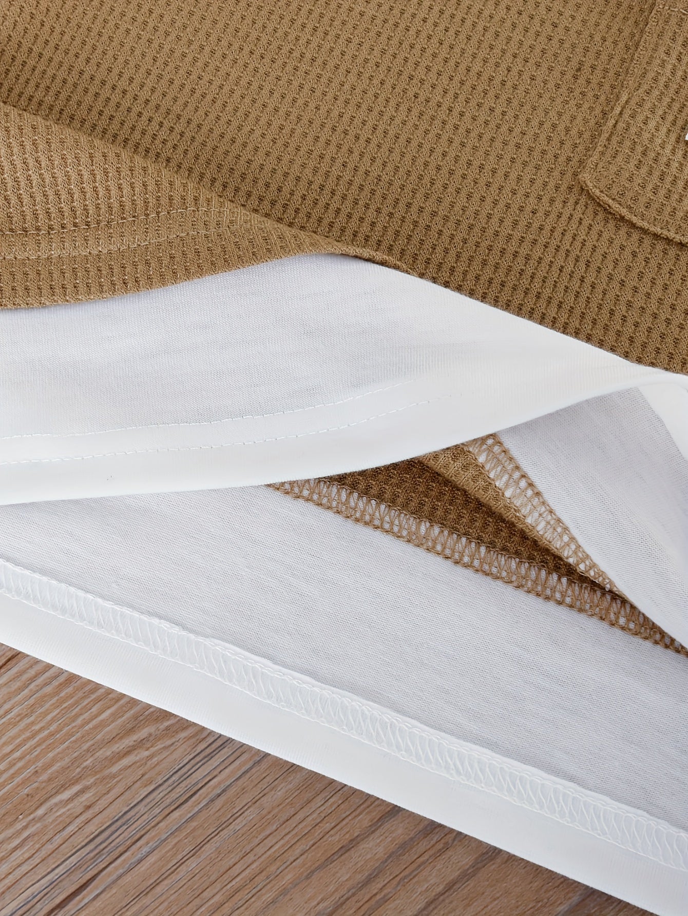 Летний комплект для детей с футболкой из вафельной текстуры и повседневными шортами.