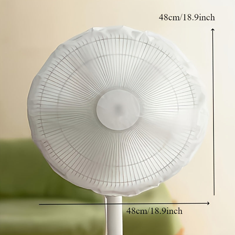 Простая белая крышка для электрического вентилятора для защиты от пыли в любое время года в доме или офисе.
