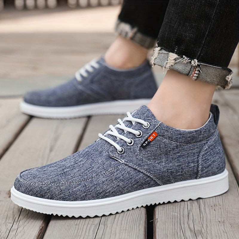 Vintage kanvas yuqori to'pi krossovkalar, ochiq havoda faoliyatlar uchun ideal.