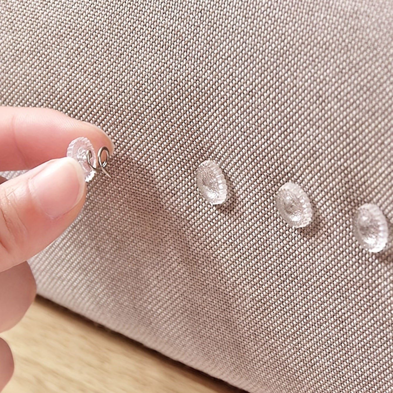 Set of 50 Clear Twisting Sofa Cushion Clips for Securing Cushions and Bed Sheets