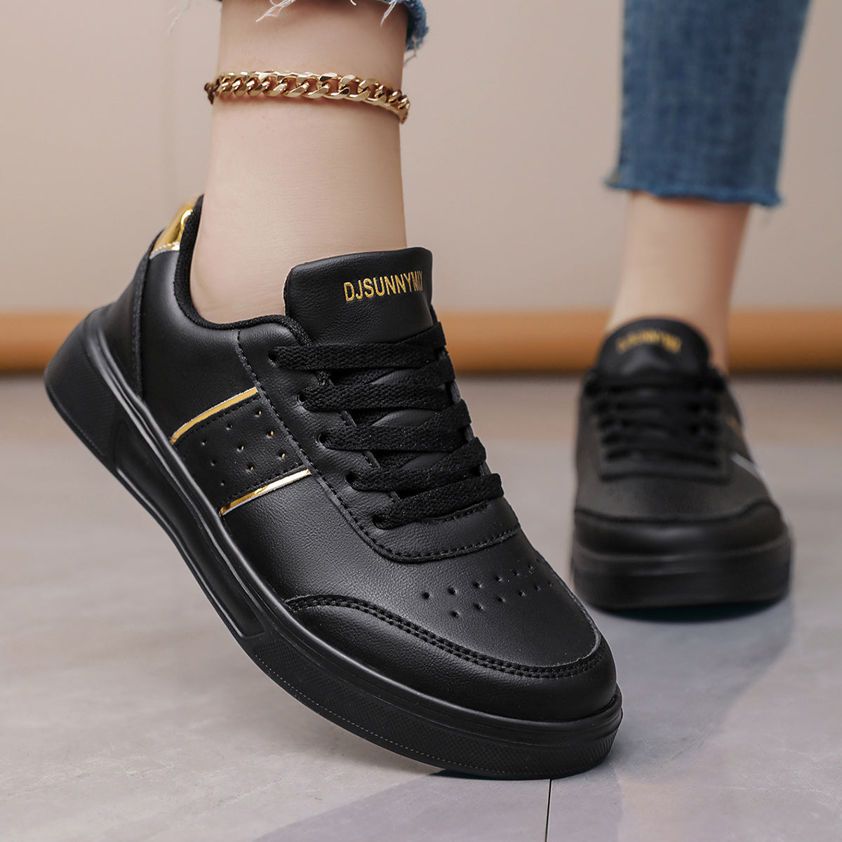 Ayollar uchun qora pastki qismi ochiq sport poyabzali, nafas oladigan PU, kundalik kiyim uchun, oltin detallari bilan