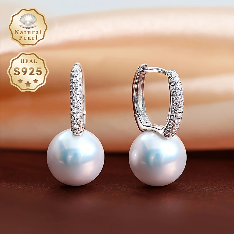 Zargarlik to'plamingizni zamonaviy va abadiy MUFAN Elegant Vintage Style Freshwater Pearl Drop Earrings bilan yangilang. Ushbu ajoyib sirg'alar katta 10-11mm dumaloq tabiiy toshlardan iborat bo'lib, S925 sterling kumush postlardan osilgan. Mukammal uchun