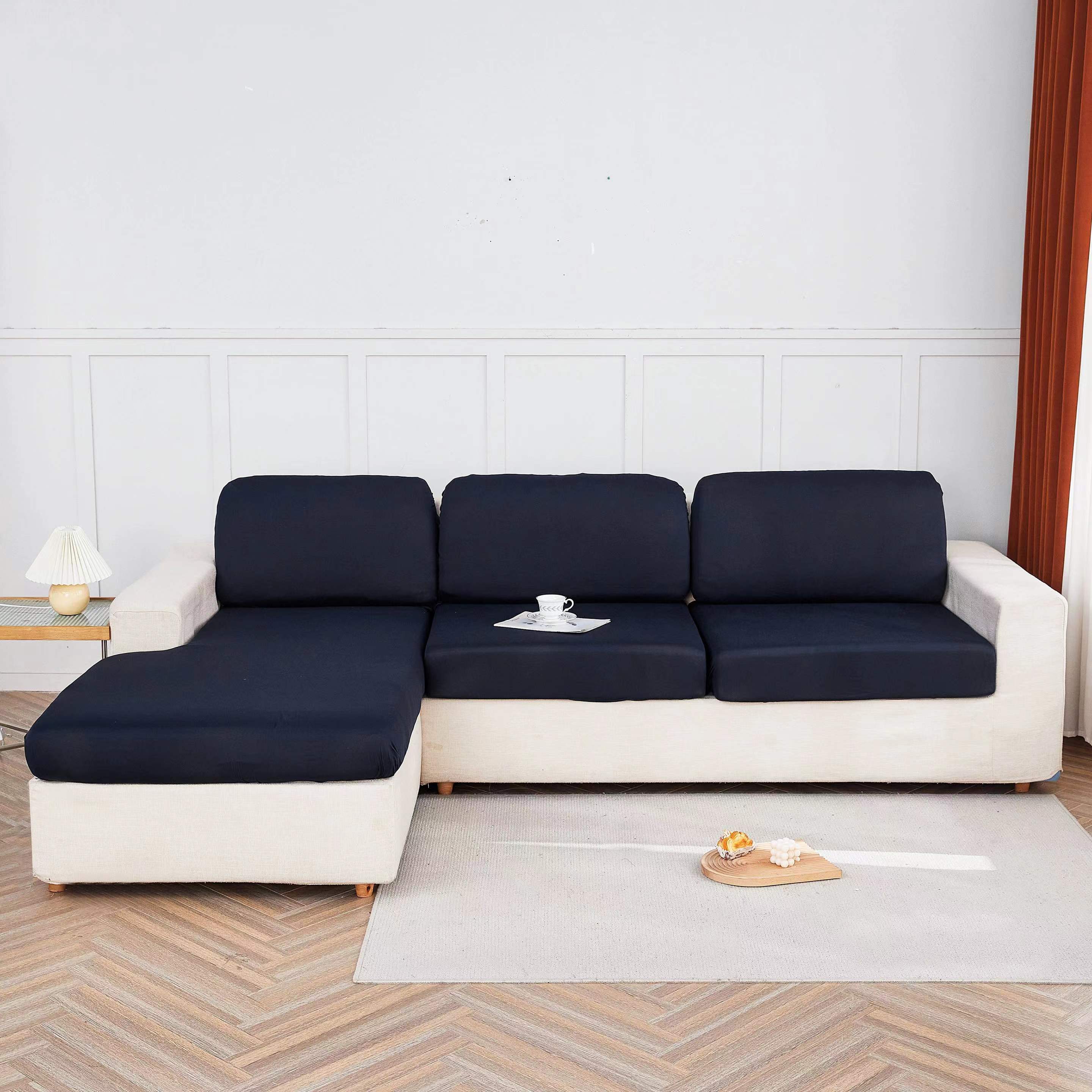 Elastik pastki bilan cho'ziladigan divan yostiq qoplamasi, yashash xonasi divanlarida oson olib tashlash va chizish qarshiligi uchun mo'ljallangan.