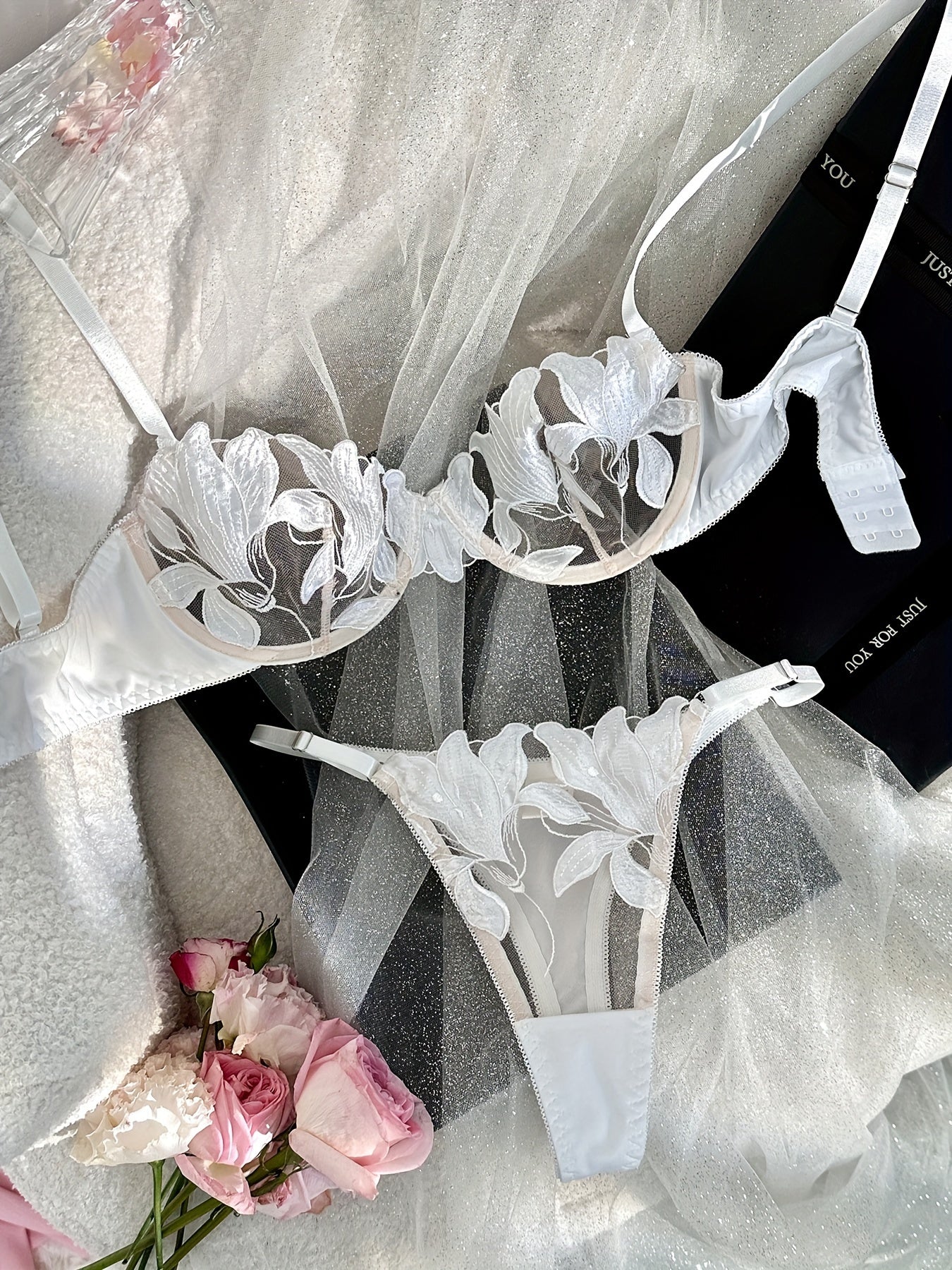 Conjunto de lencería bordada con flores para mujer, sujetador y tanga