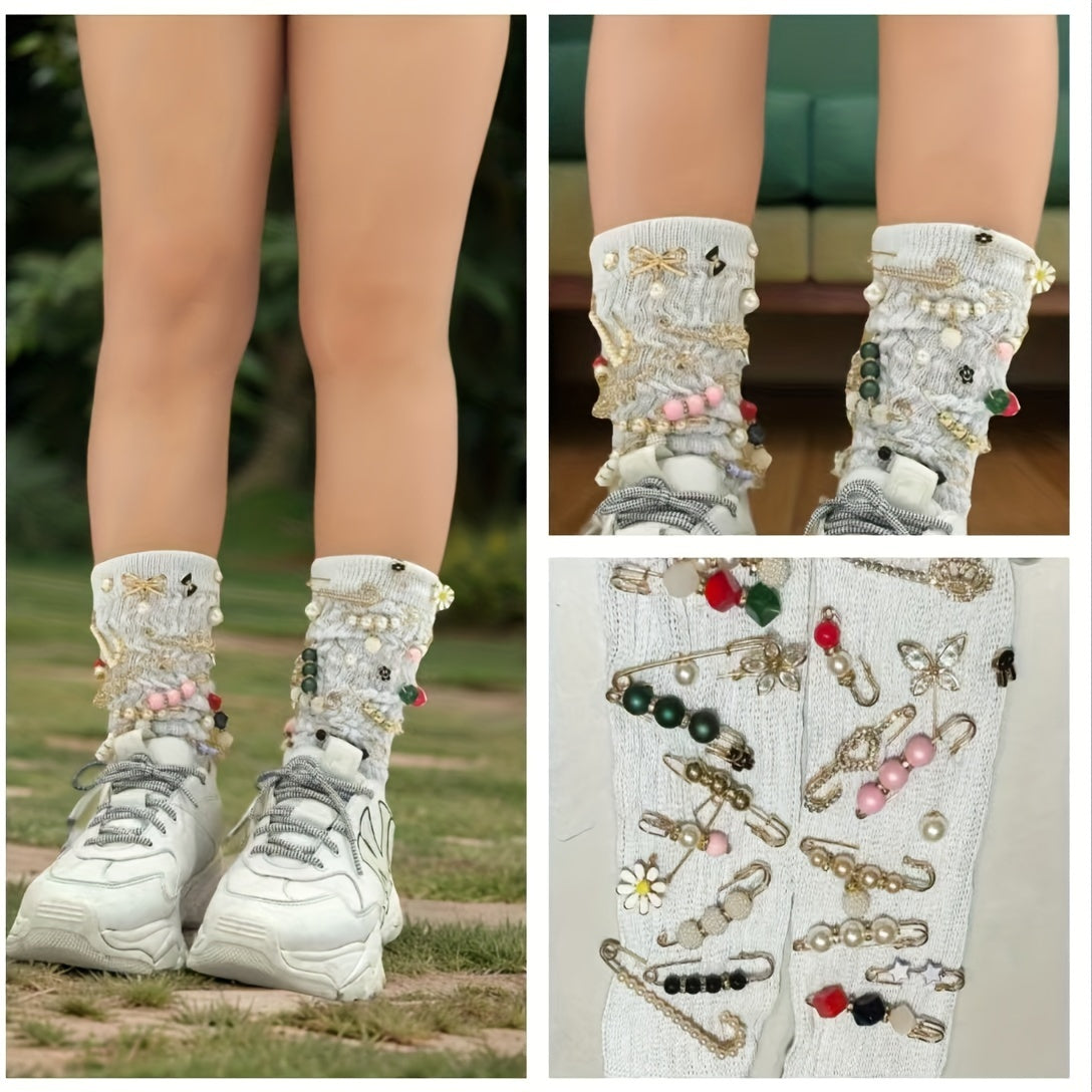 60 ta broshka to'plami, soxta marvaridlar va rhinestone'lar bilan bezatilgan - ko'ylaklar, sviterlar, shalvarlar, shlyapalar va bel uchun ko'p maqsadli aksessuarlar - qulay saqlash qutisi bilan birga keladi.