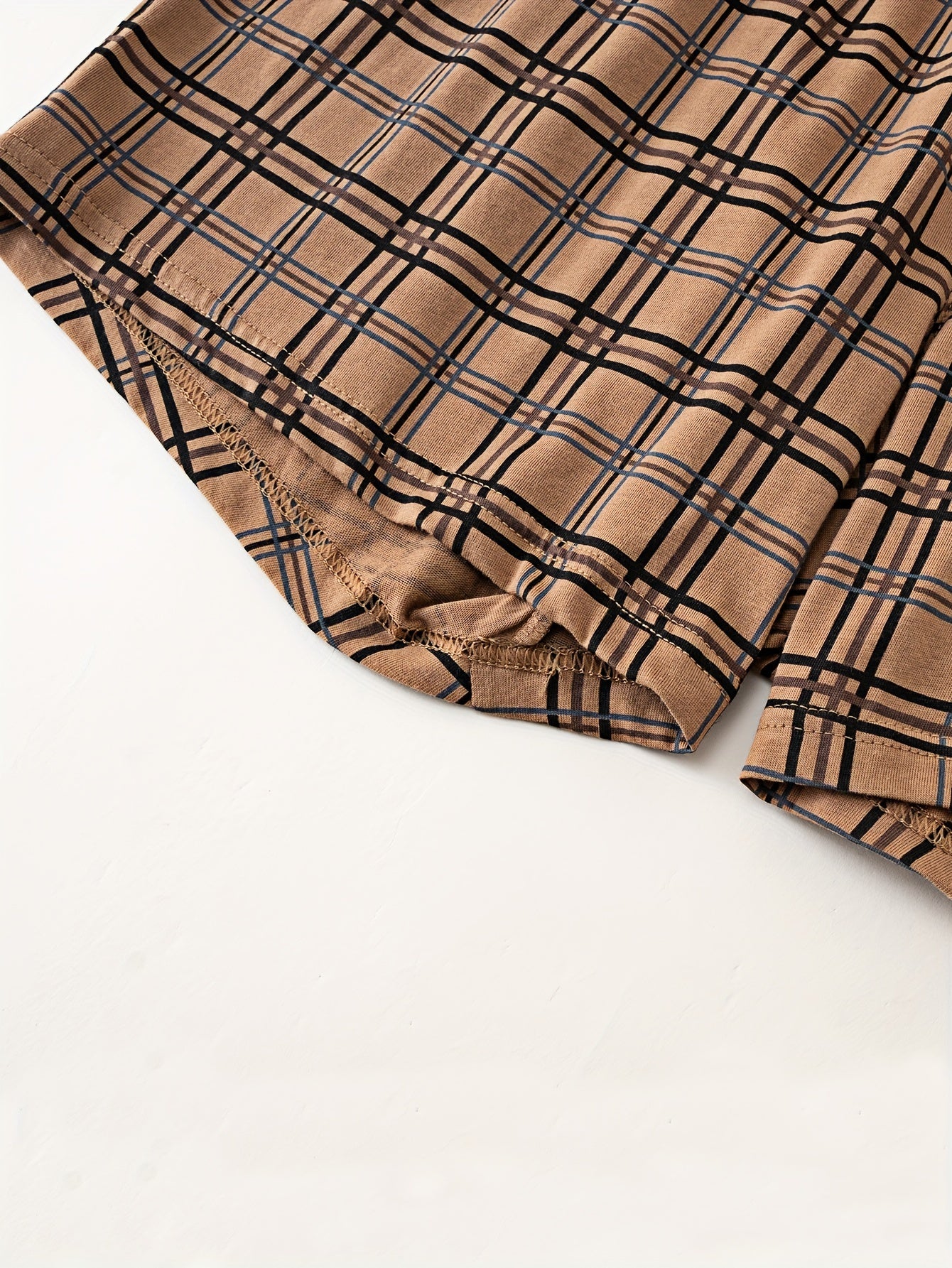 Toza paxtadan tayyorlangan, o'rta yoshdagi va qari erkaklar uchun mos keladigan Loose Arlo shimlari, o'rta va katta o'lchamlarda.