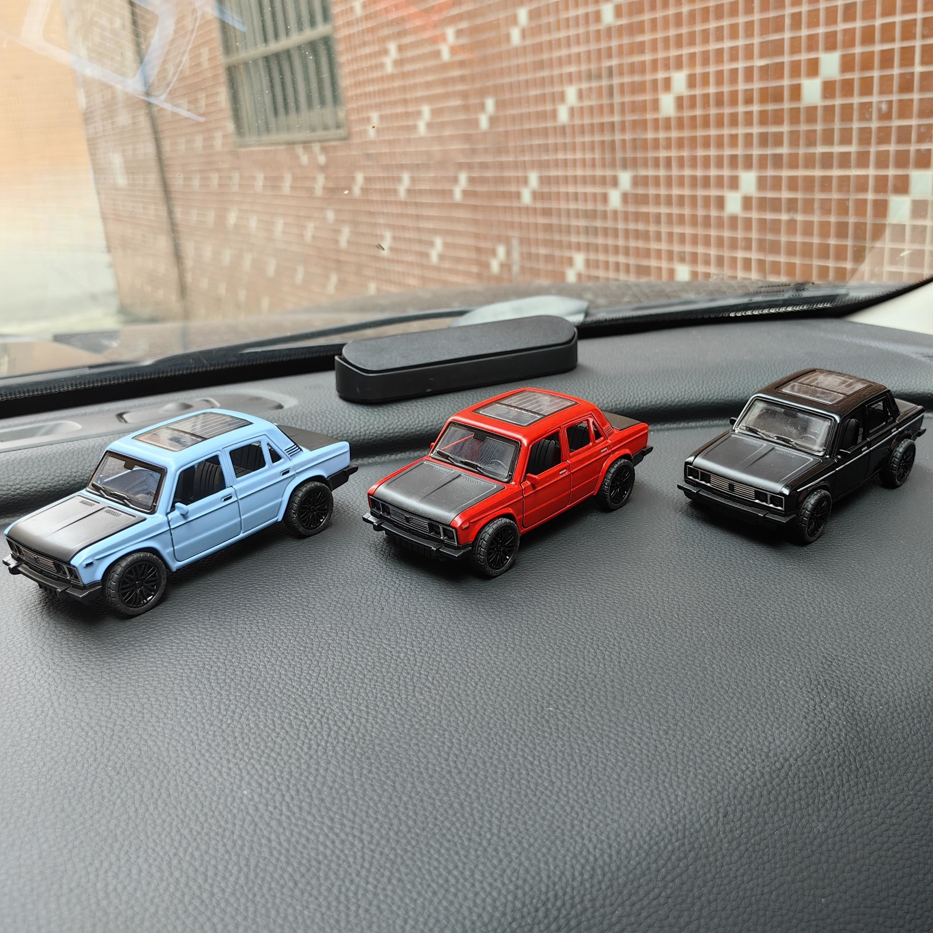 Dekoratsiya yoki sovg‘a uchun uchta ochiq eshikli 1/36 o‘lchamdagi retro sedan alloy avtomobil modeli