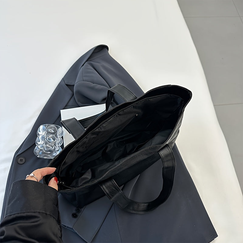 Ayollar uchun zamonaviy qora to'plam sumkasi, egiluvchan dizayn, zip yopilishi, bir nechta bo'limlar va polyester astar bilan.