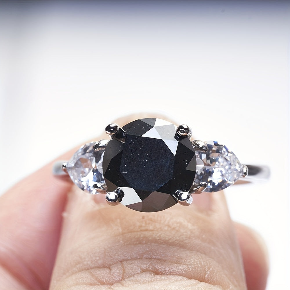 Zamonaviy va hashamatli, ushbu 925 sterling kumush to'y uzugi to'rt tishli dizaynga ega bo'lib, rang-barang moissanite inlaylari bilan bezatilgan. To'ylar va bayramlar uchun mukammal, ushbu modali aksessuar sevimli insoningiz uchun ajoyib sovg'a bo'ladi.