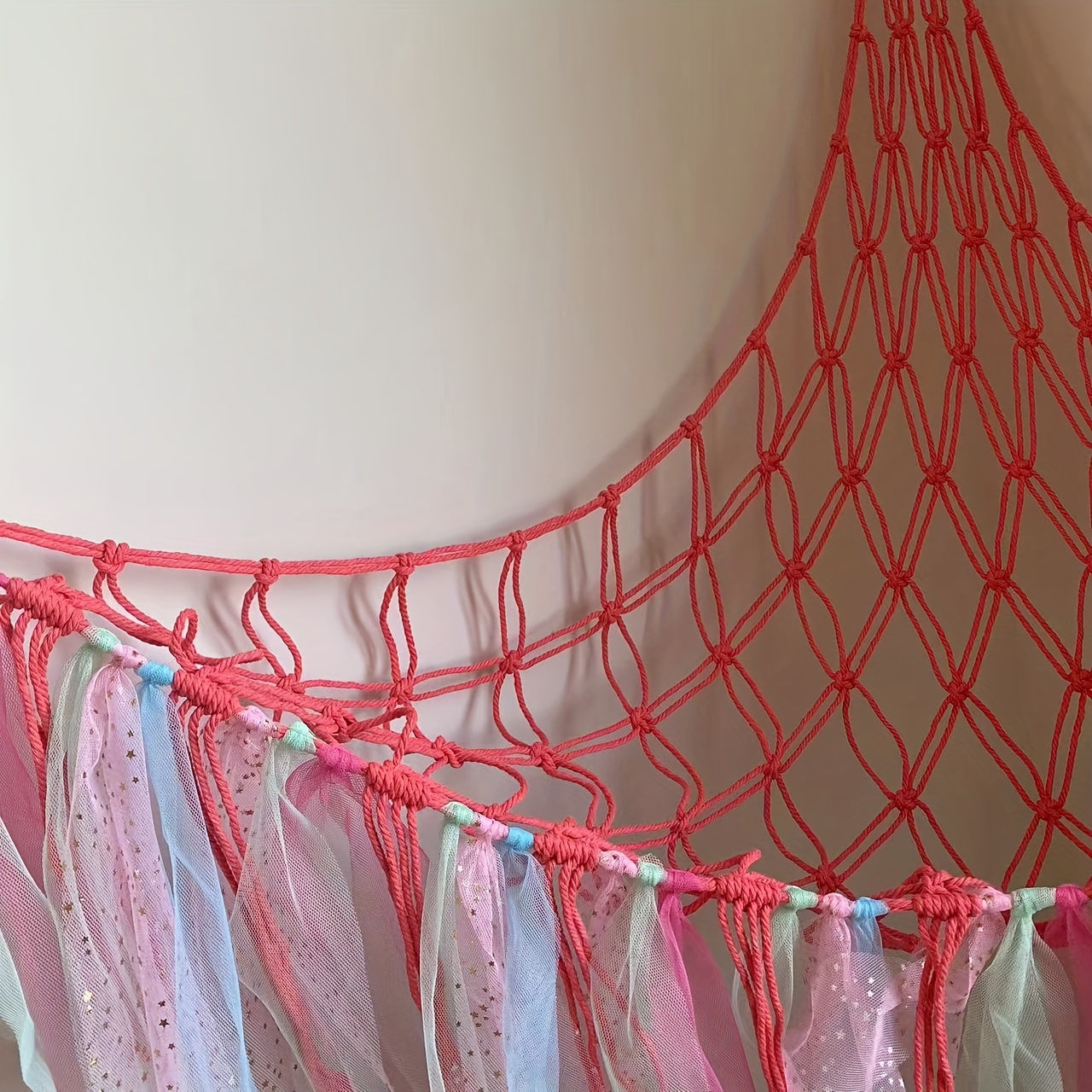 Kichik to'plar uchun tassel bezakli katta to'ldirilgan hayvonlar saqlash g'ildiragi, bolalar xonasi yoki o'yin xonasida o'yinchoqlarni tartibga solish uchun mukammal. O'lchamlari 104.9x104.9x124.97sm.