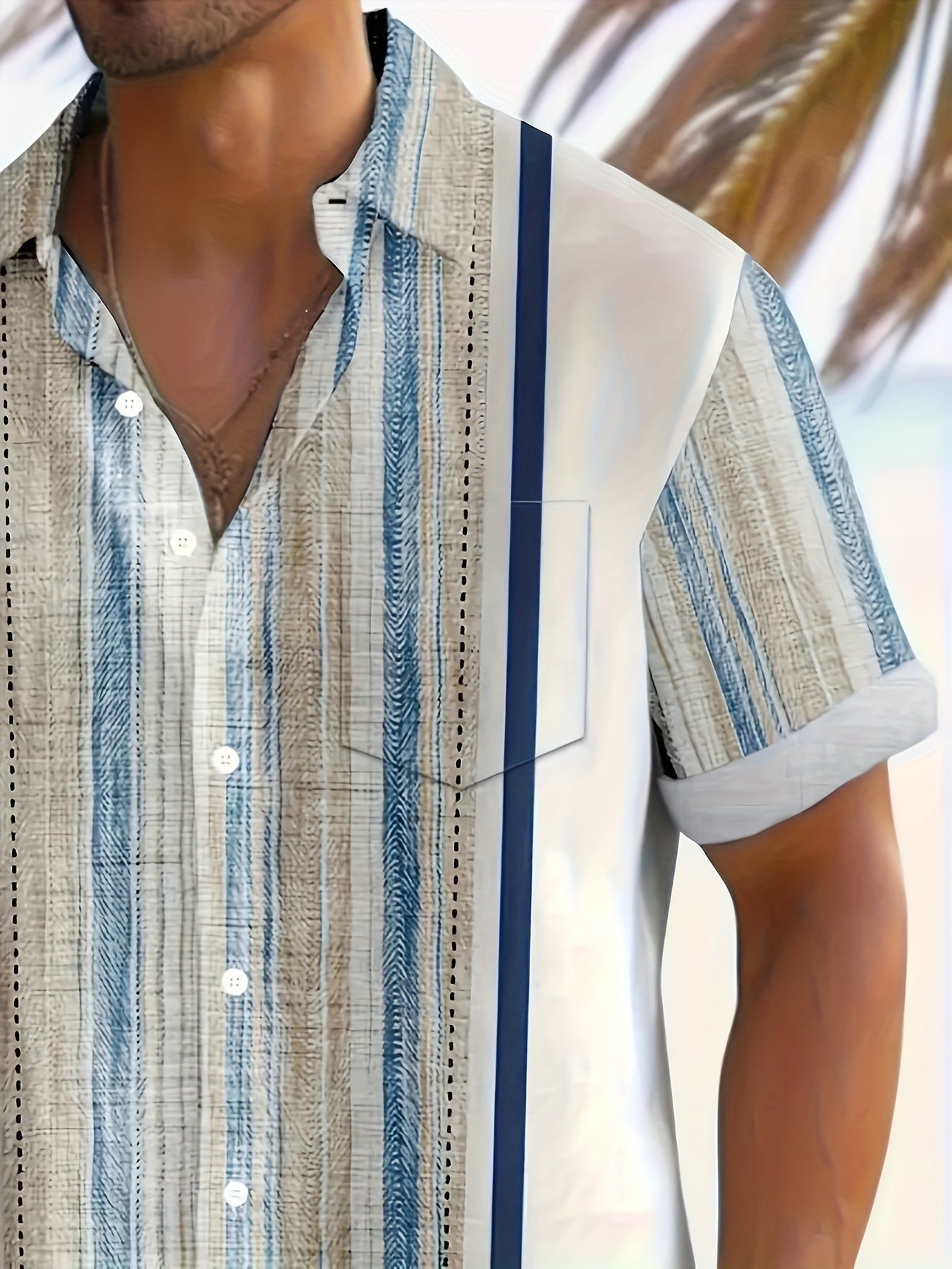 Erkaklar uchun zamonaviy yoz ko'ylagi to'qilgan polyester va elastan aralashmasidan tayyorlangan. Geometrik chiziqli gingham yaka, qisqa yenglar bilan bezatilgan, tugma yopilishi, cho'ntak detali va oddiy kesimga ega.