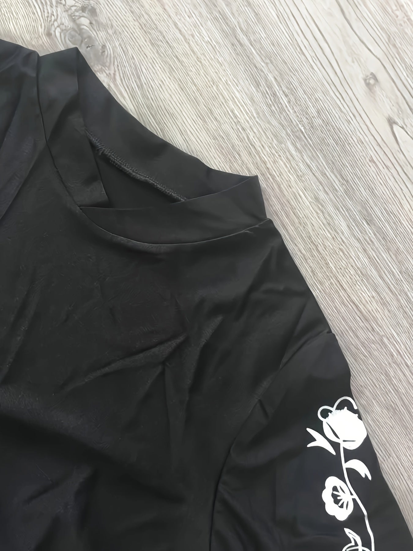 Katta o'lchamdagi konservativ suzish kiyimlari to'plami, bir rangli va raqamli gullar bosma bilan, yuqori bo'yin dizayni bilan, cho'ziluvchan polyesterdan tayyorlangan, tasodifiy O'rta Sharq uslubida.