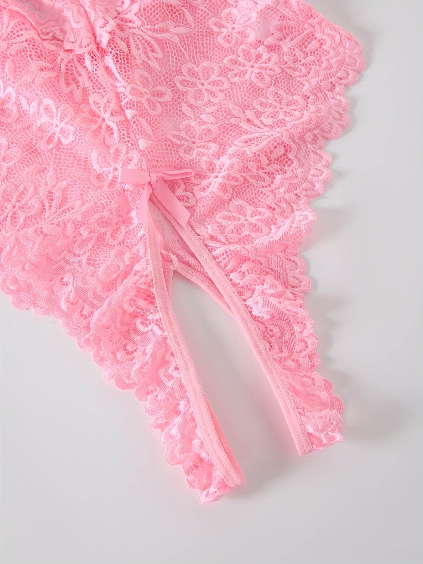 Боди взрослого размера из полиэстеровой трикотажной ткани с вырезами, без подкладки и пояса.