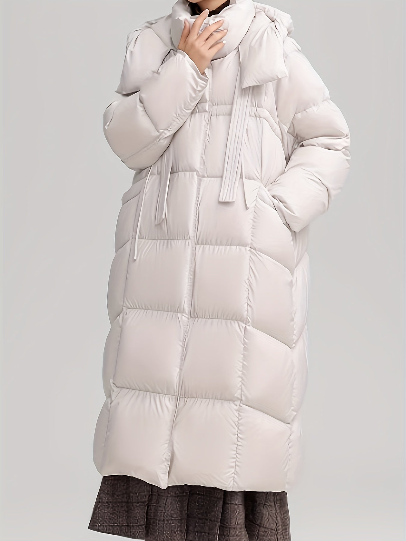 Ayollar uchun tasodifiy kaputli qushqon ko'ylagi 90% o'rdak qushi va 10% tukdan tayyorlangan. Uzoq yenglar, bir xil rang, cho'zilmaydigan mato va 240g vazn bilan ajralib turadi. Qishki issiqlik uchun mukammal.