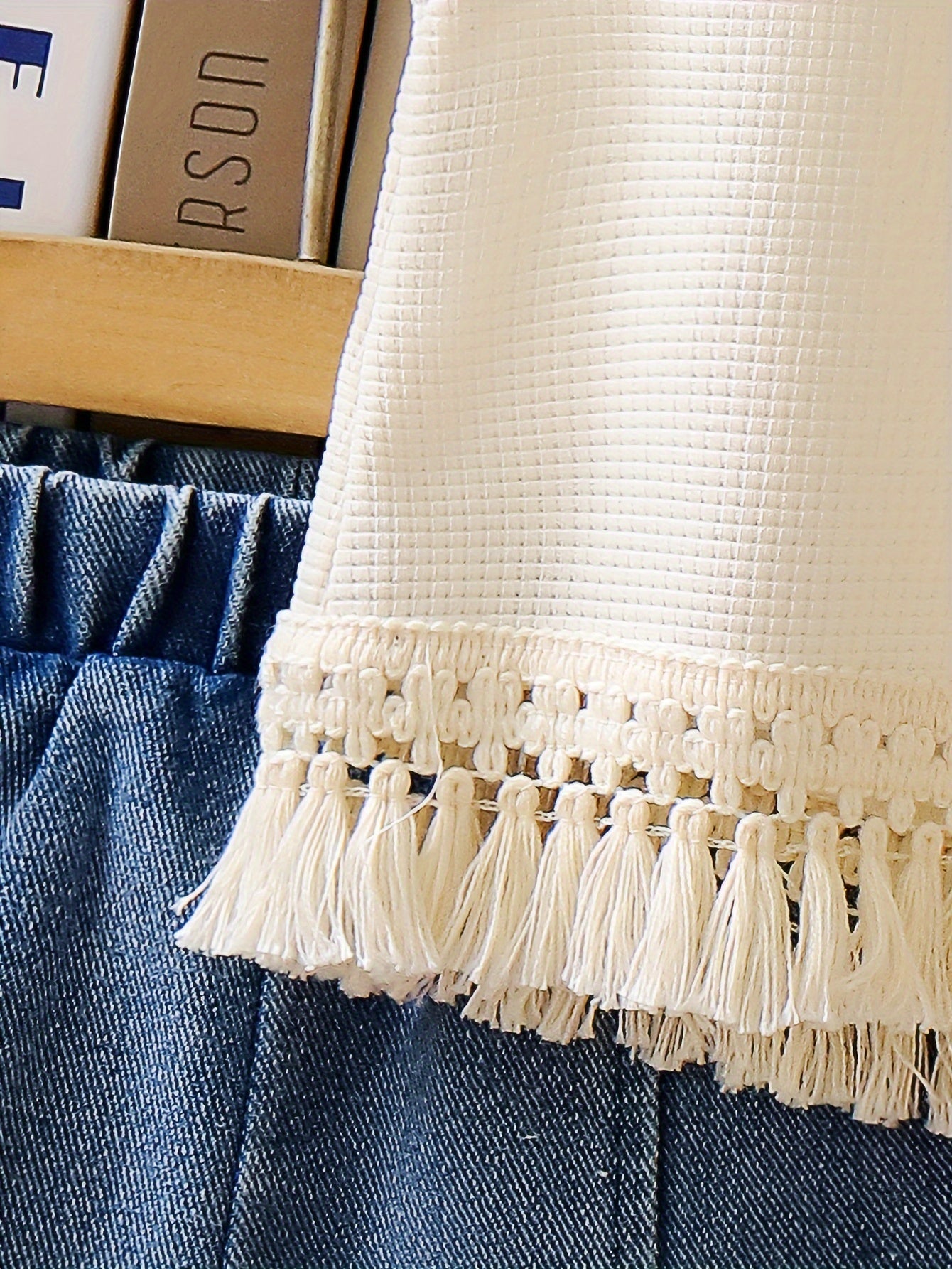 Qizlar uchun Boho uslubidagi yengsiz to'qilgan to'p va shortlar to'plami, 100% polyester to'qima materialidan tayyorlangan, bir rangda. Yozgi ochiq havoda faoliyatlar uchun odatiy moslik.