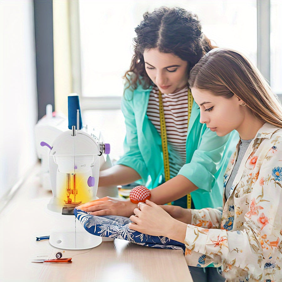 MOOYE Mini Elektr tikuv mashinasi oq rangda, binafsha aksentlar bilan, Evropa voltaji. Aksessuarlar va boshlovchilar uchun hunarmandchilik asboblari bilan birga. Uyda foydalanish uchun mukammal.