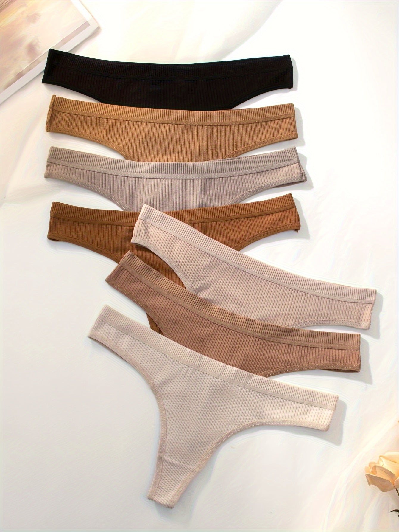 7-упаковка женских рибанных стрингов однотонного цвета, изготовленных из мягкой, эластичной полиэстеровой смеси. Непрозрачные, отлично подходят для повседневной носки.