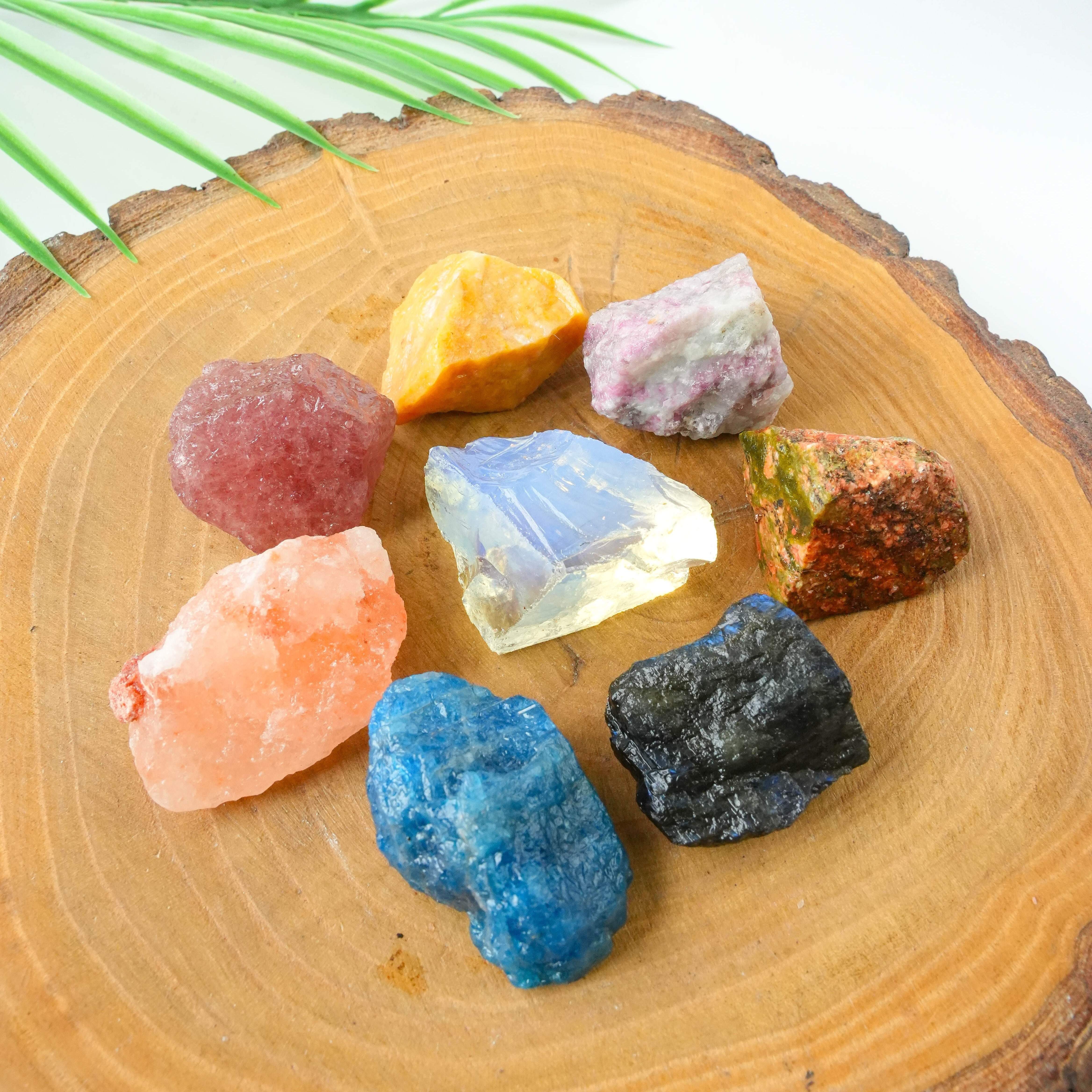 Набор из 8 крупных натуральных кристаллов и камней в коллекционной коробке из кристаллического гема