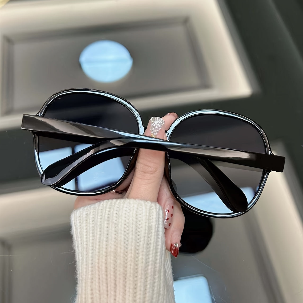 Women's Oversized Circular Sunglasses with Mirrored Lenses and Gradient Plastic Frames